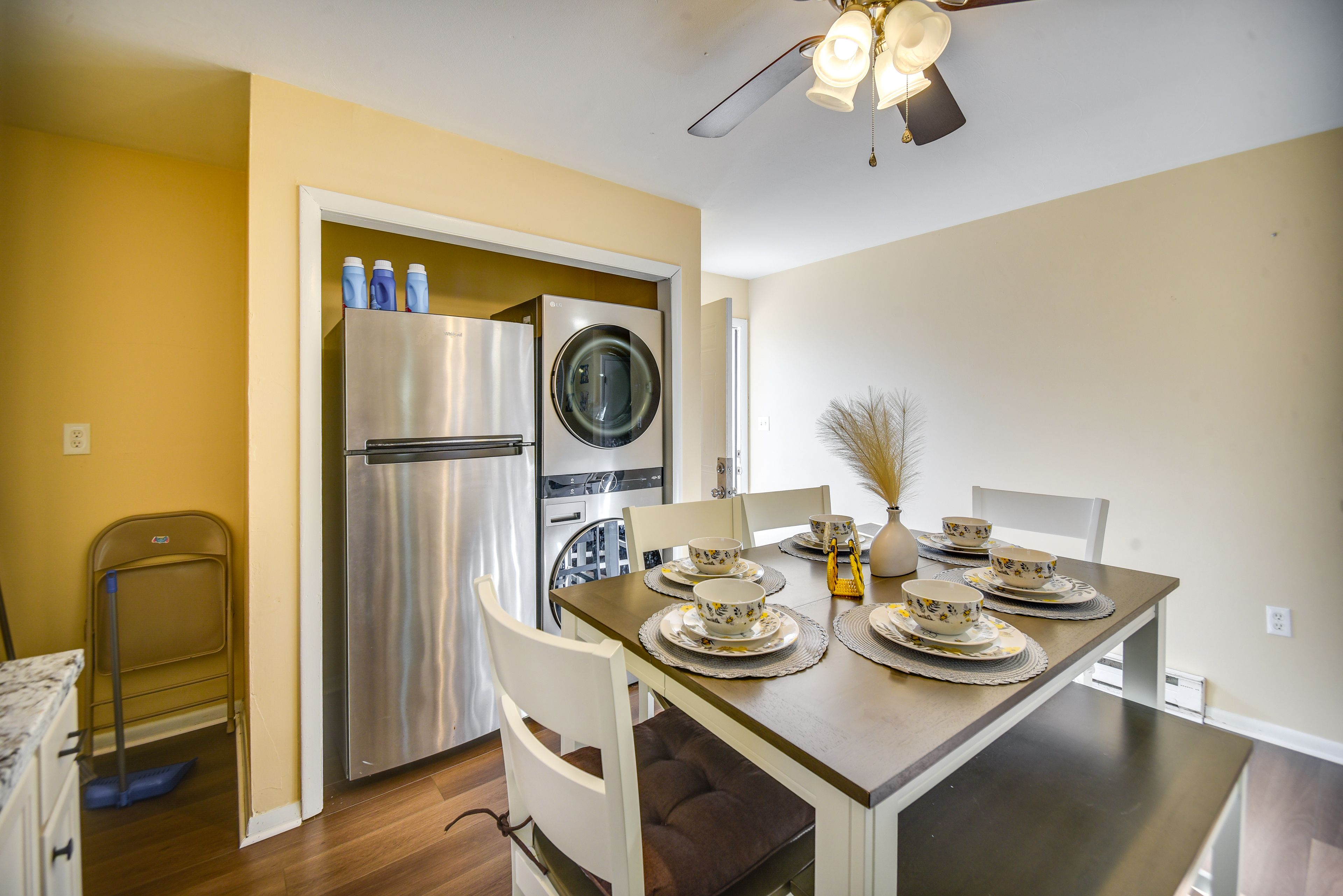 Dining Area | Dishware/Flatware Provided
