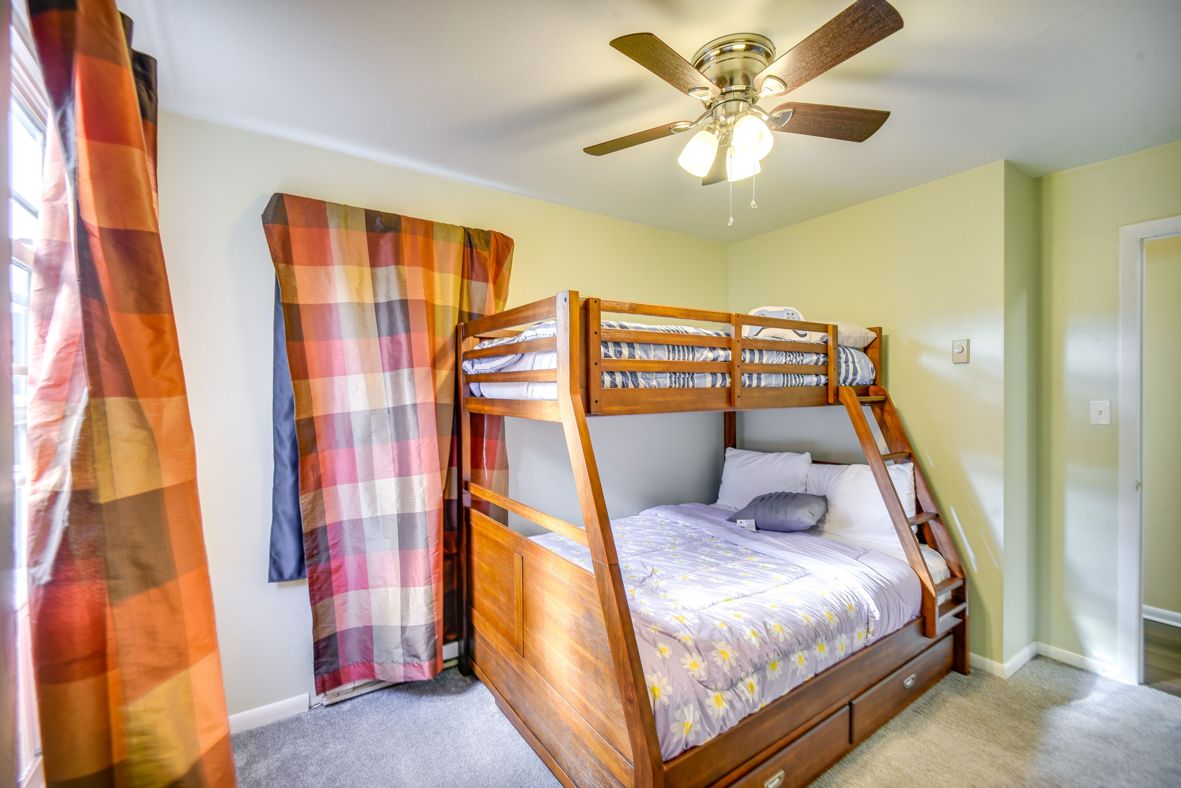 Bedroom 3 | Twin/Full Bunk Bed