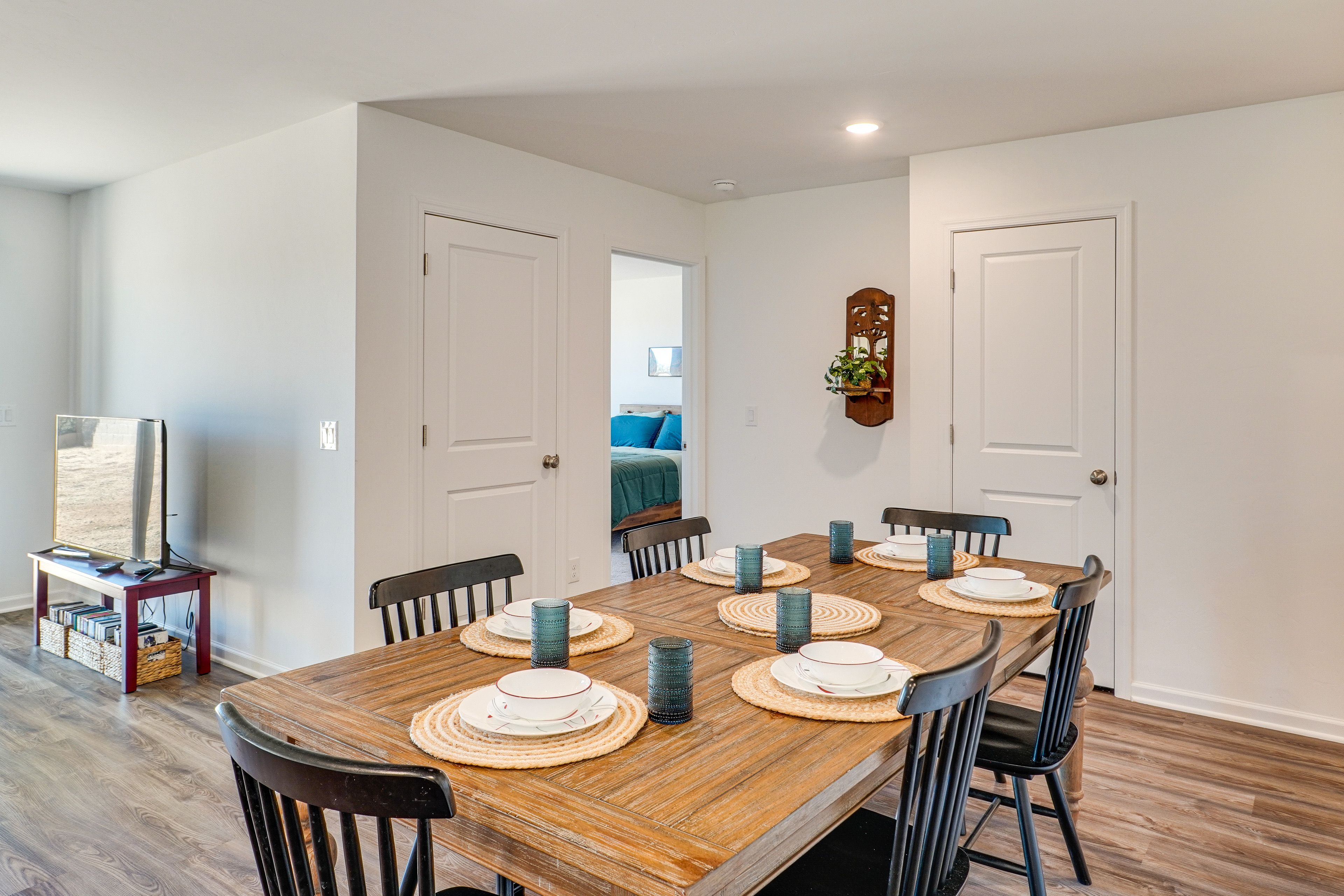 Dining Table | Dishware/Flatware