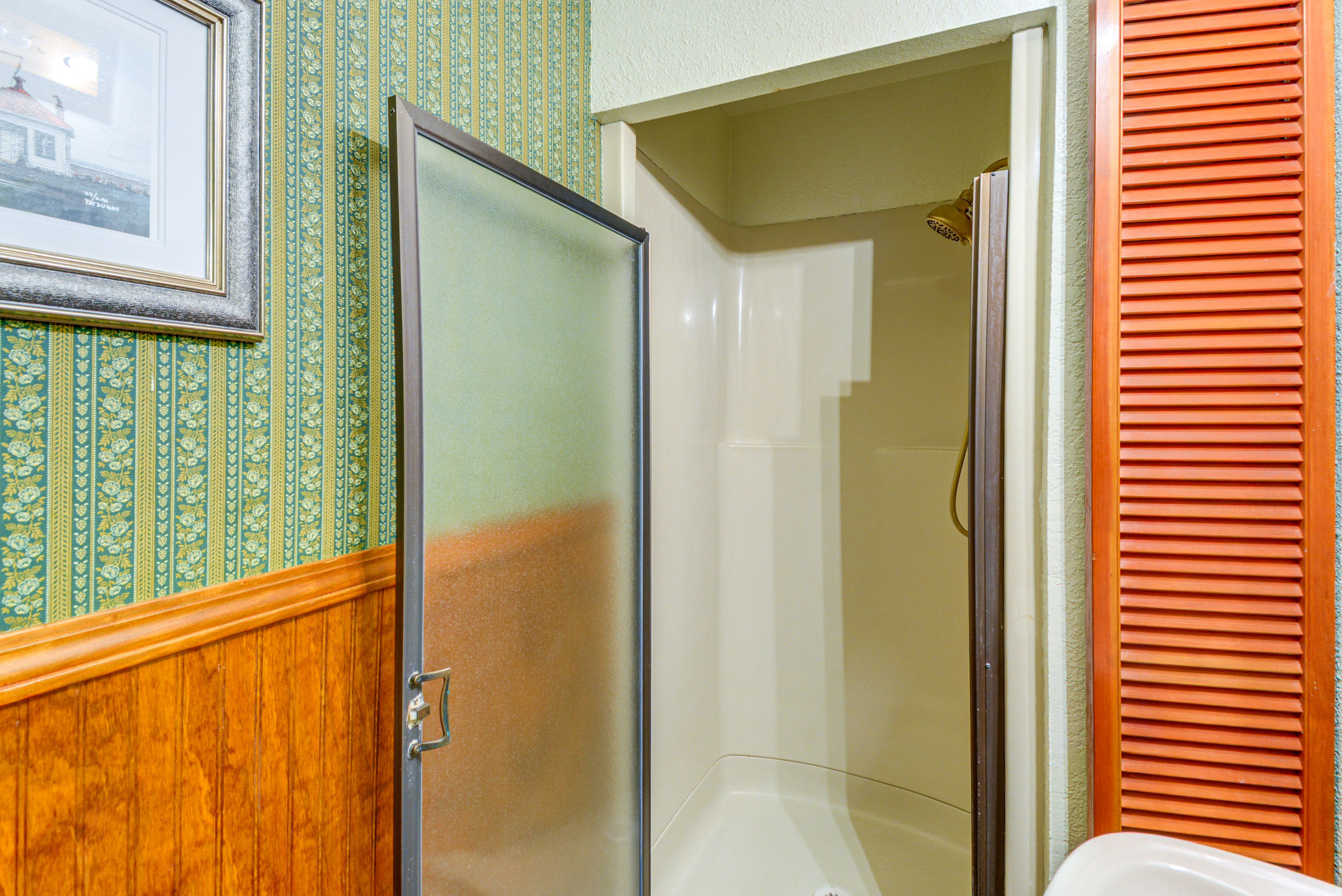 Full Bathroom | 1st Floor