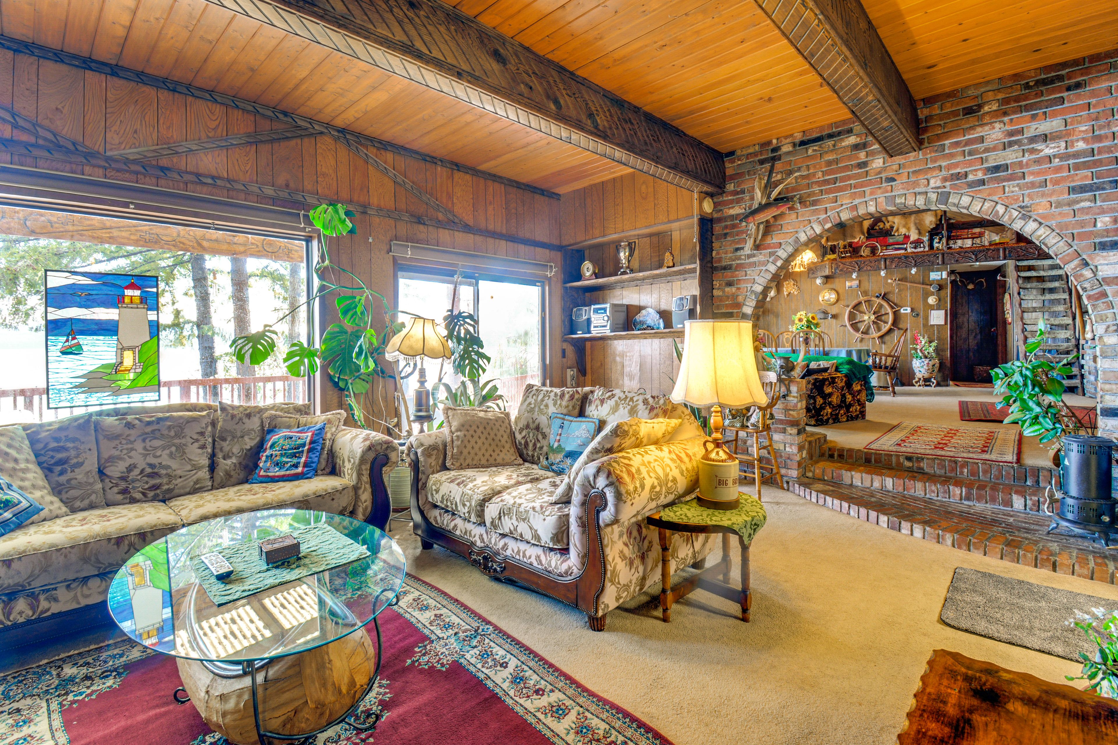 Living Room | Free WiFi | Smart TV | Central A/C | 1st Floor