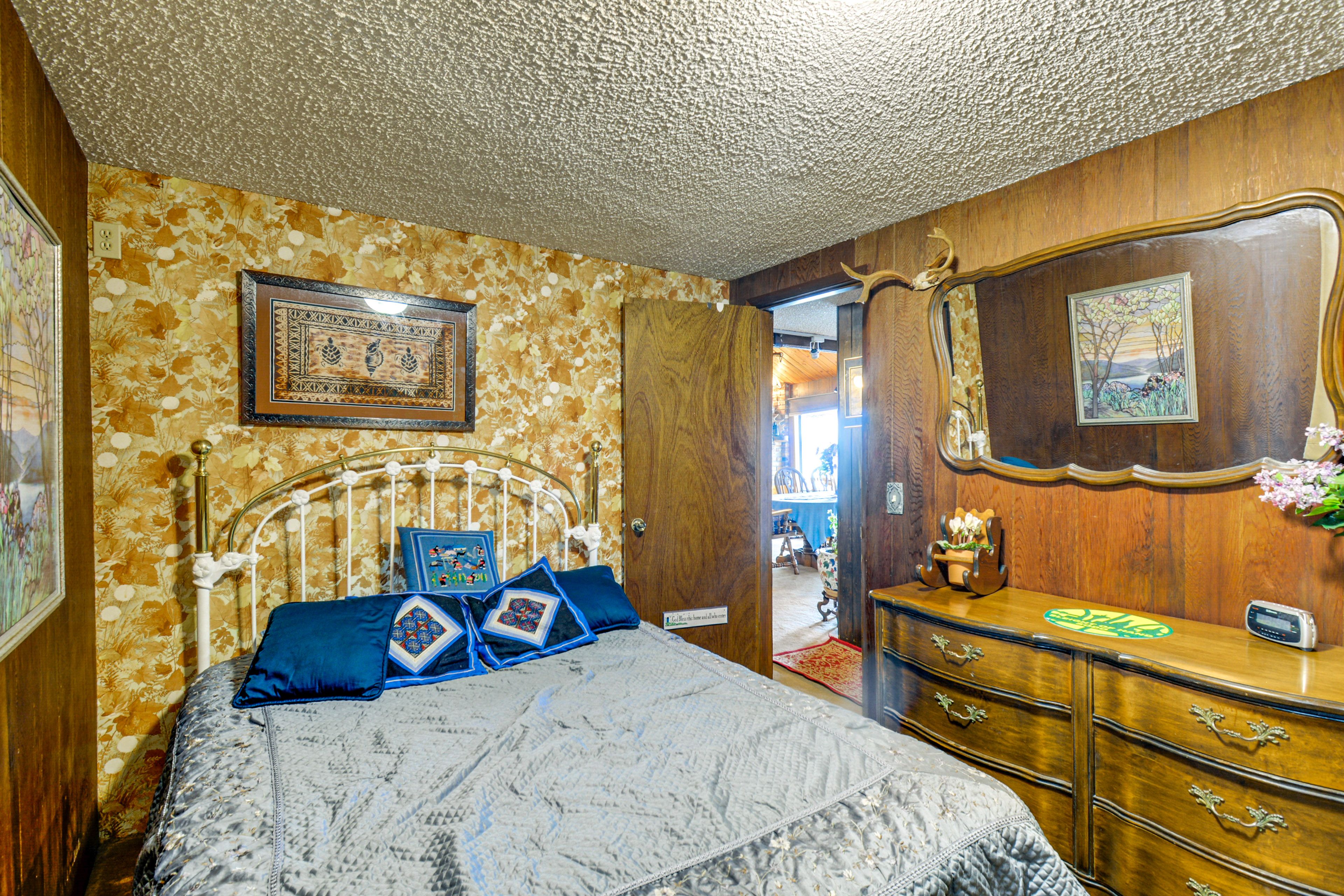 Bedroom 2 | Queen Bed | 1st Floor