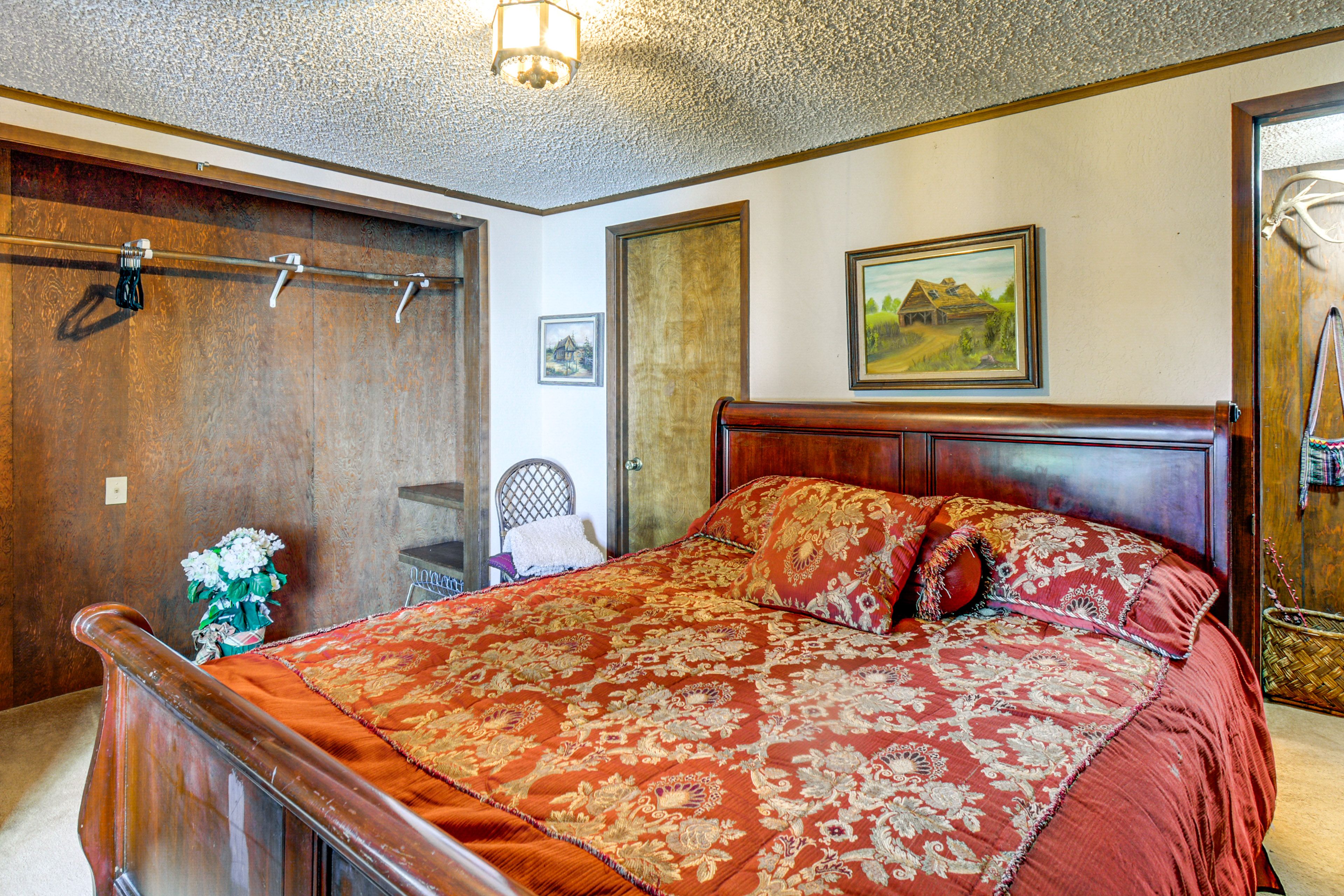 Bedroom 1 | Queen Bed | 1st Floor