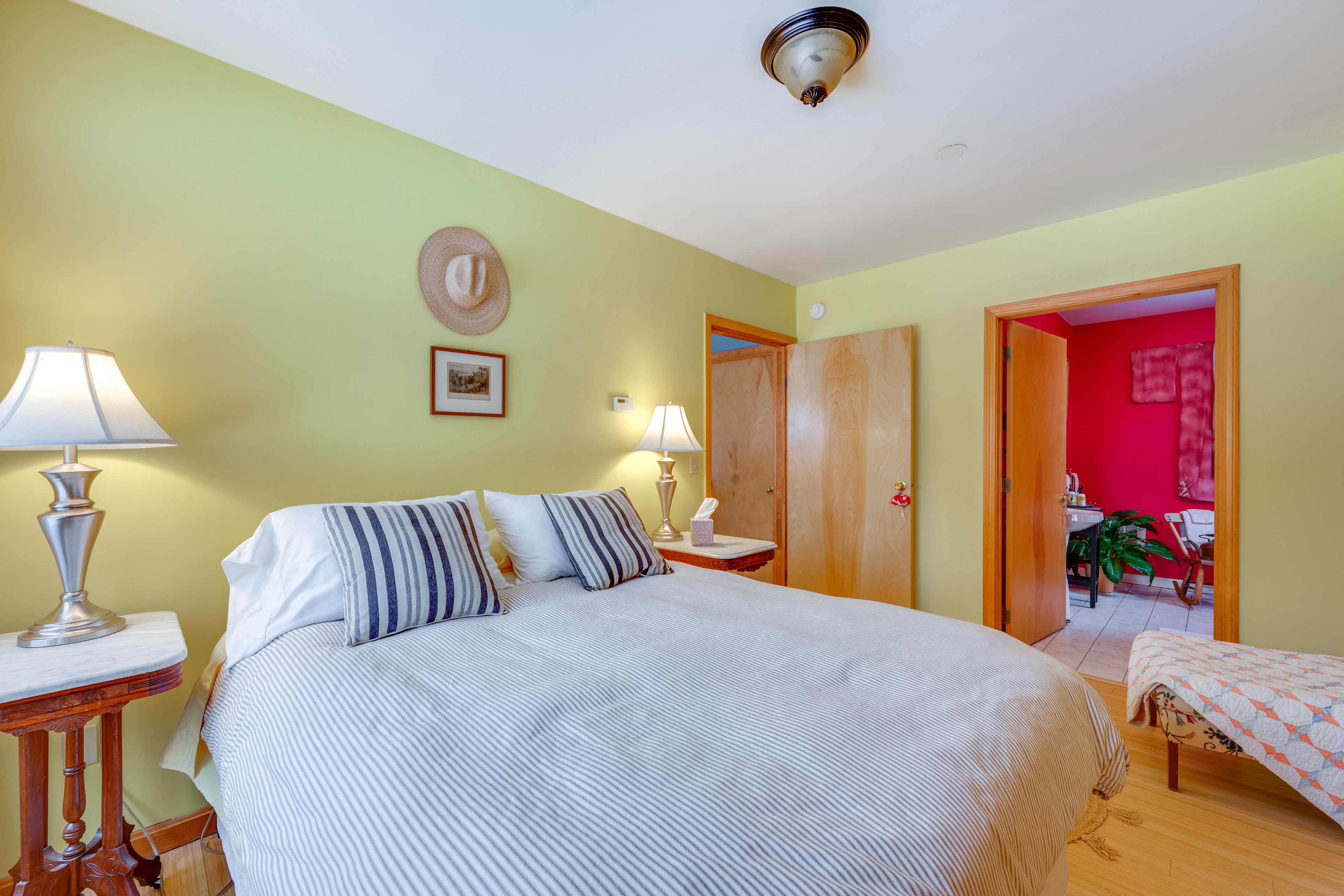 Bedroom | Queen Bed | Linens