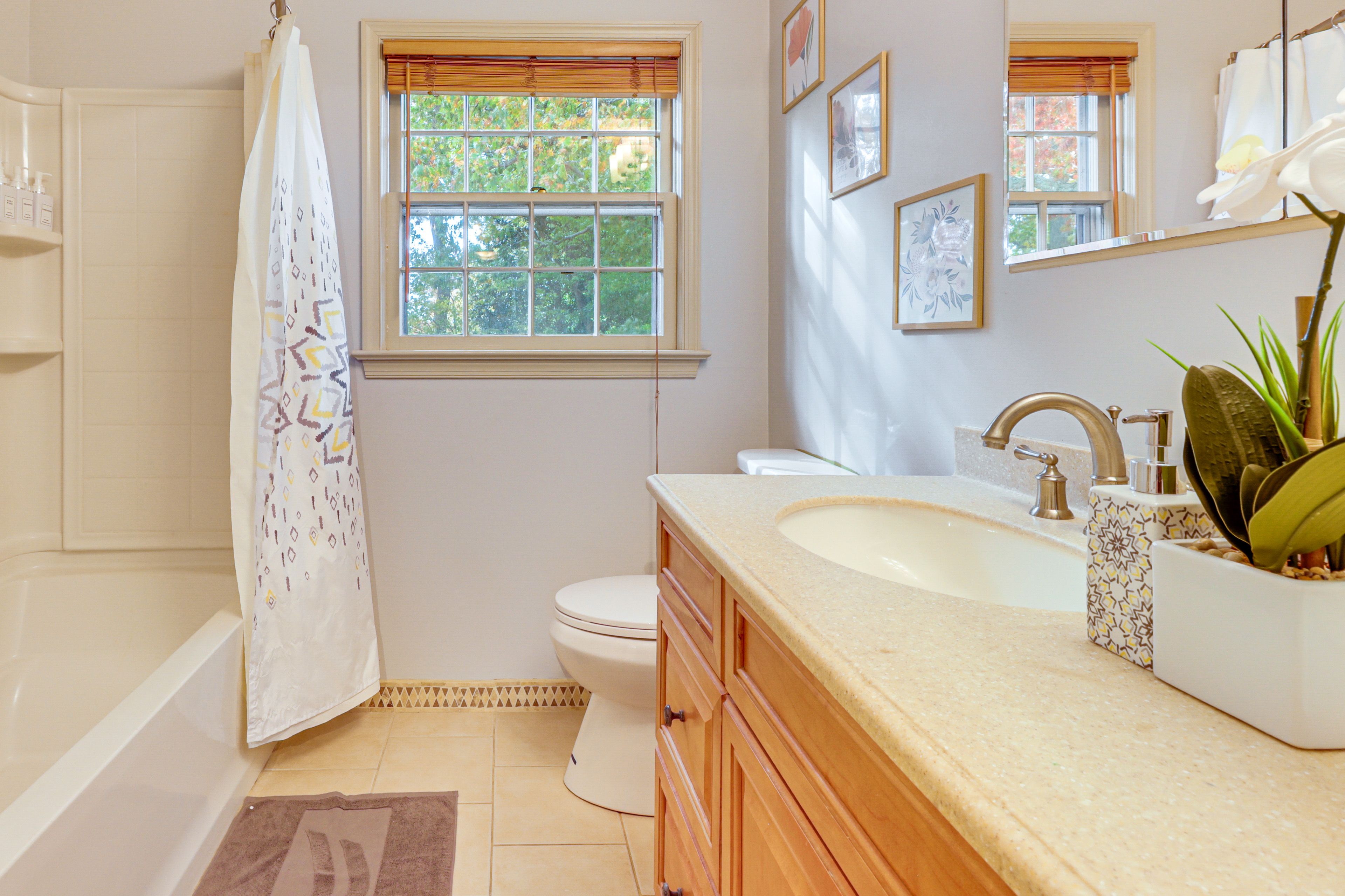 Full Bathroom | 2nd Floor | Towels Provided