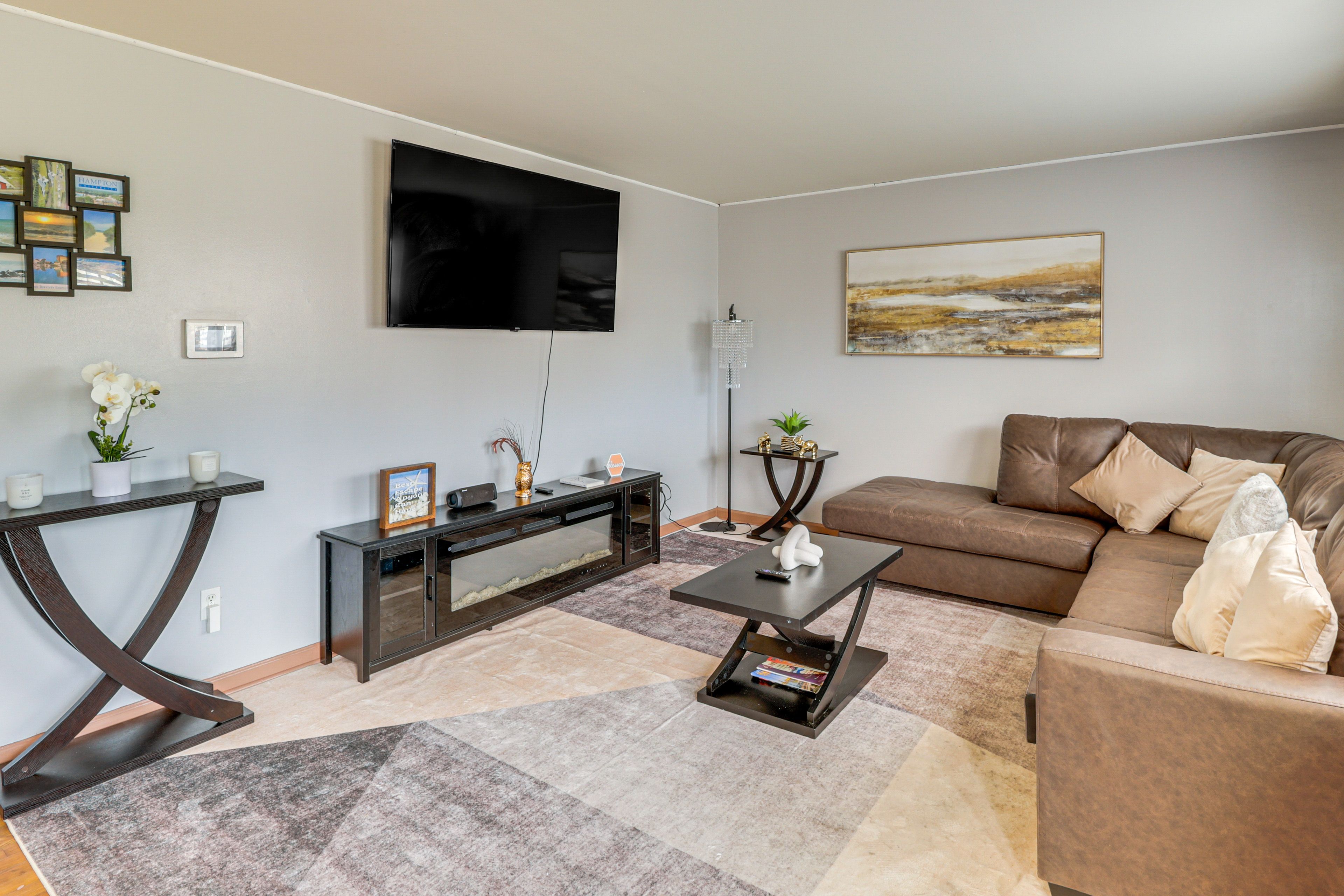 Living Room | 1st Floor | Smart TV | Free WiFi | Central A/C & Heat