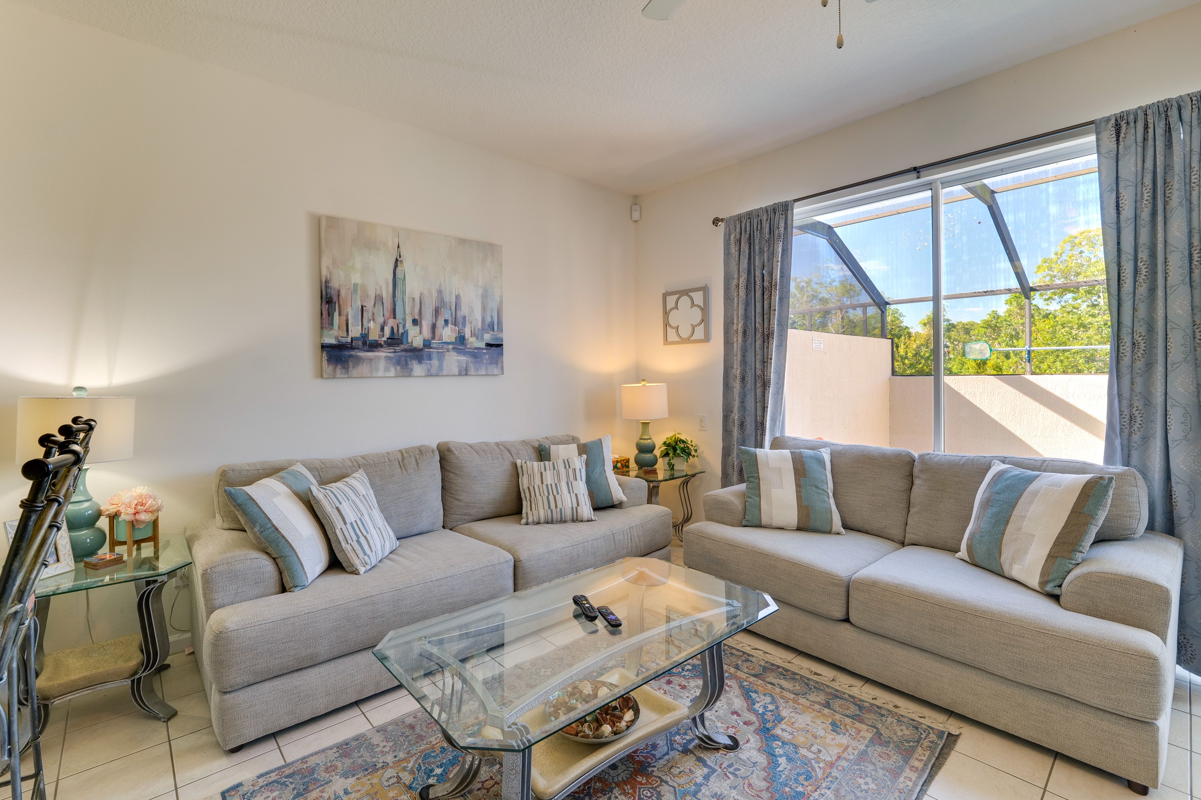 Living Room | 1st Floor | Smart TV | Free WiFi