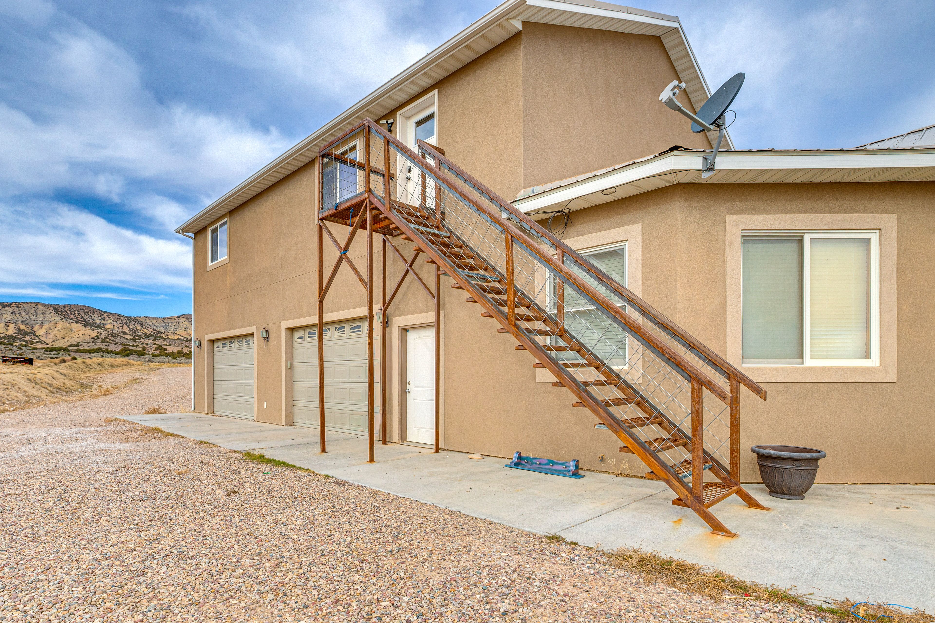 Exterior | Driveway (6 Vehicles)