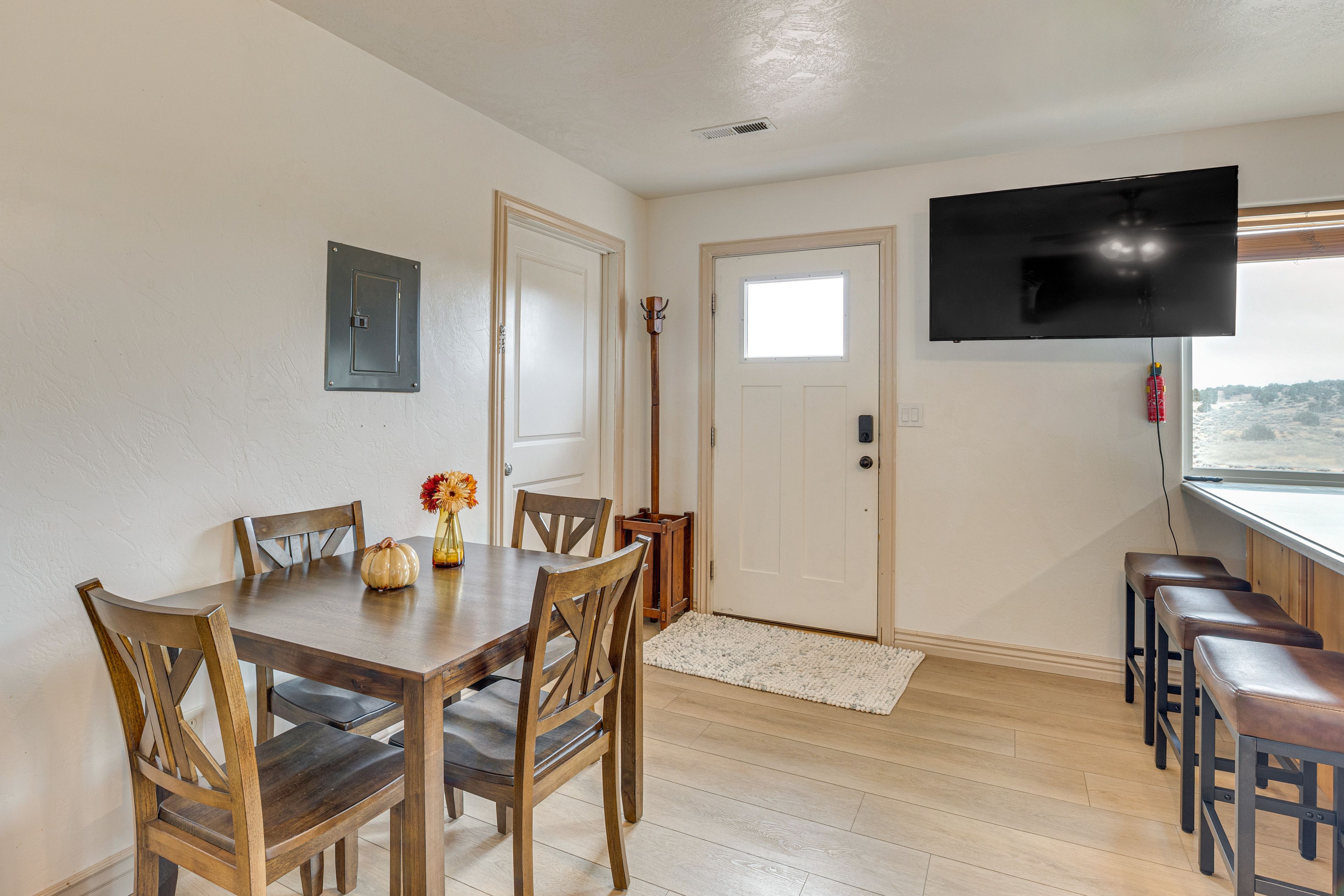 Dining Area | Dishware/Flatware Provided