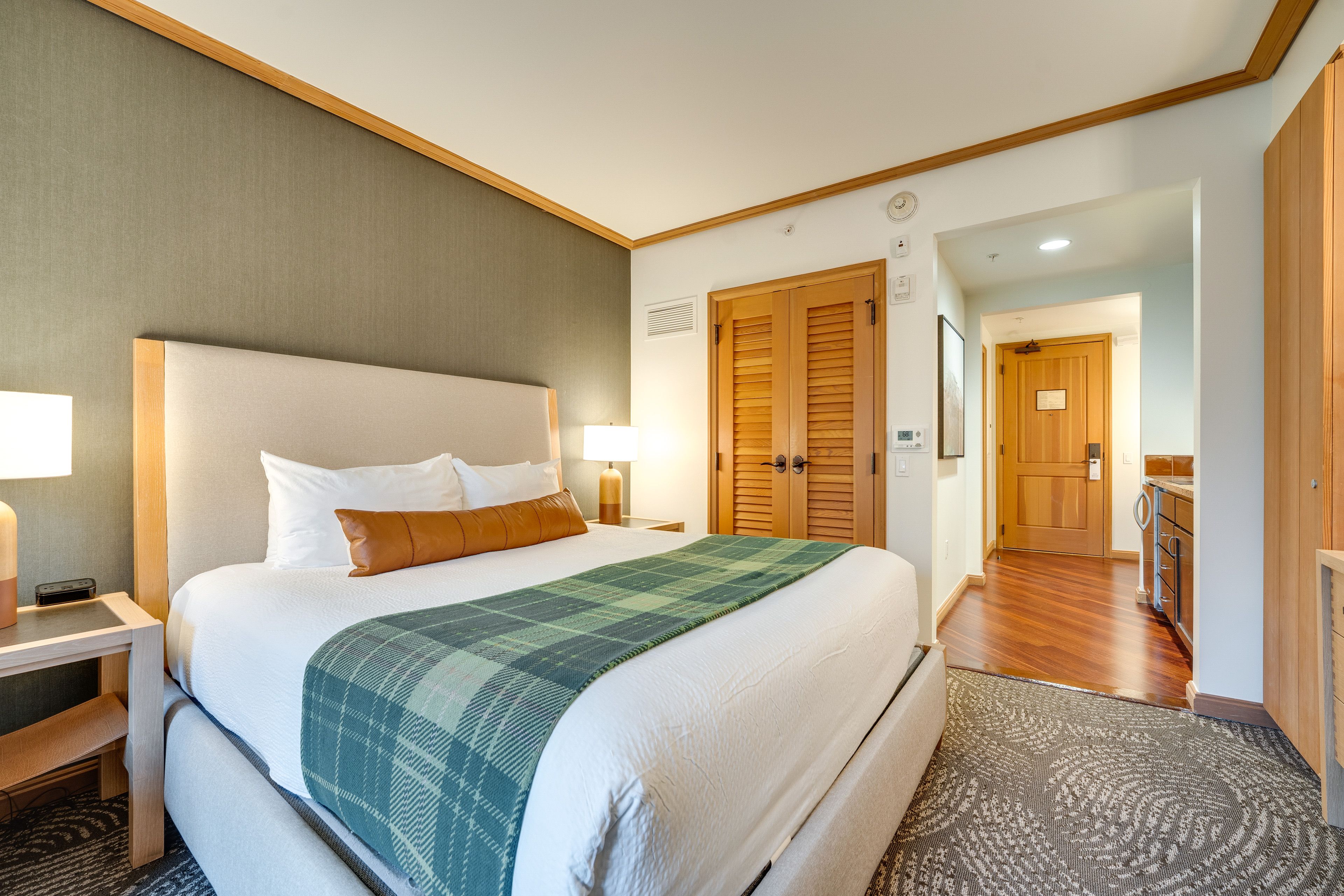 Studio | King Bed | Sleeper Sofa | Fireplace | Free WiFi | Linens Provided