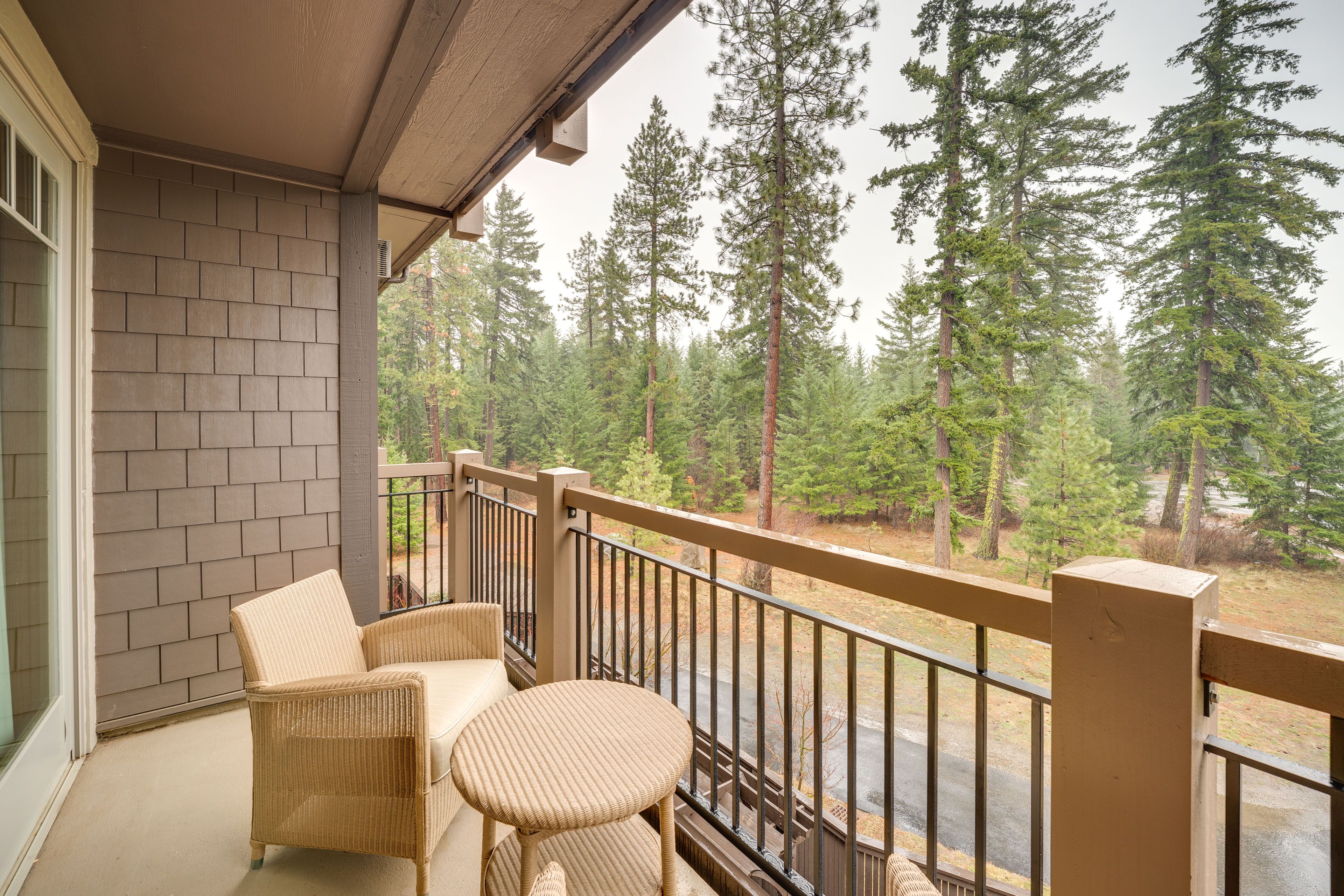 Private Balcony | 4th-Floor Unit | 6 Mi to Cle Elum Lake