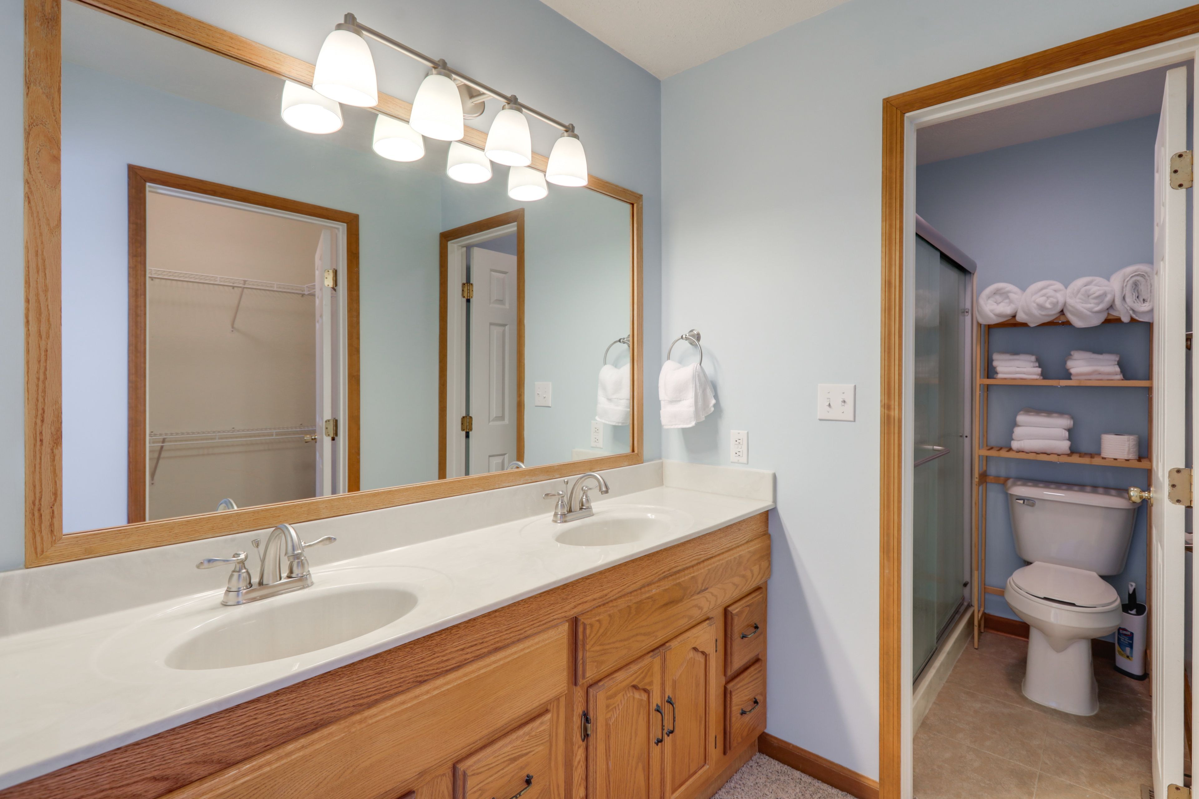 Full Bathroom | Complimentary Toiletries | Towels Provided