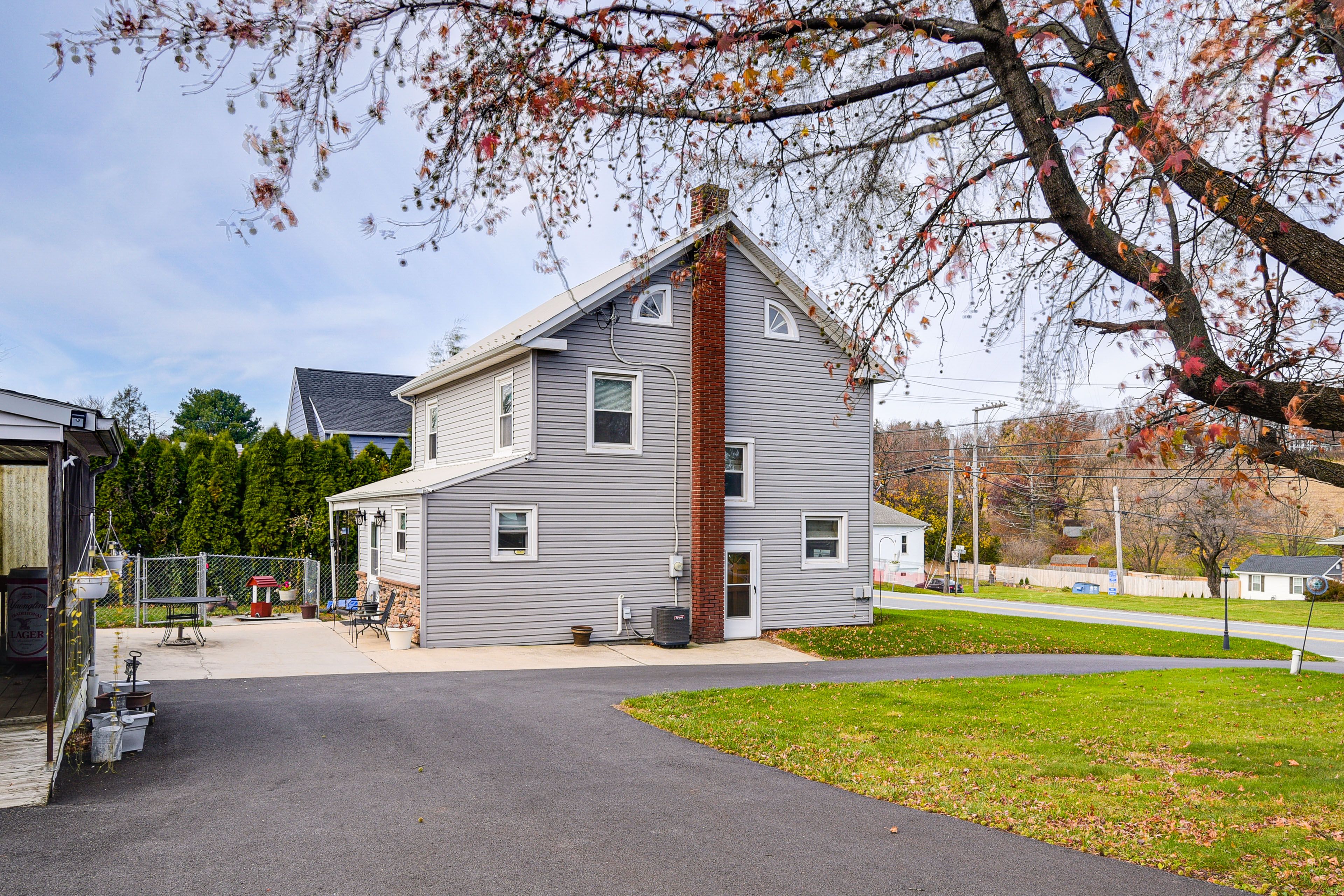 Property Exterior | Large Driveway (5+ Vehicles)