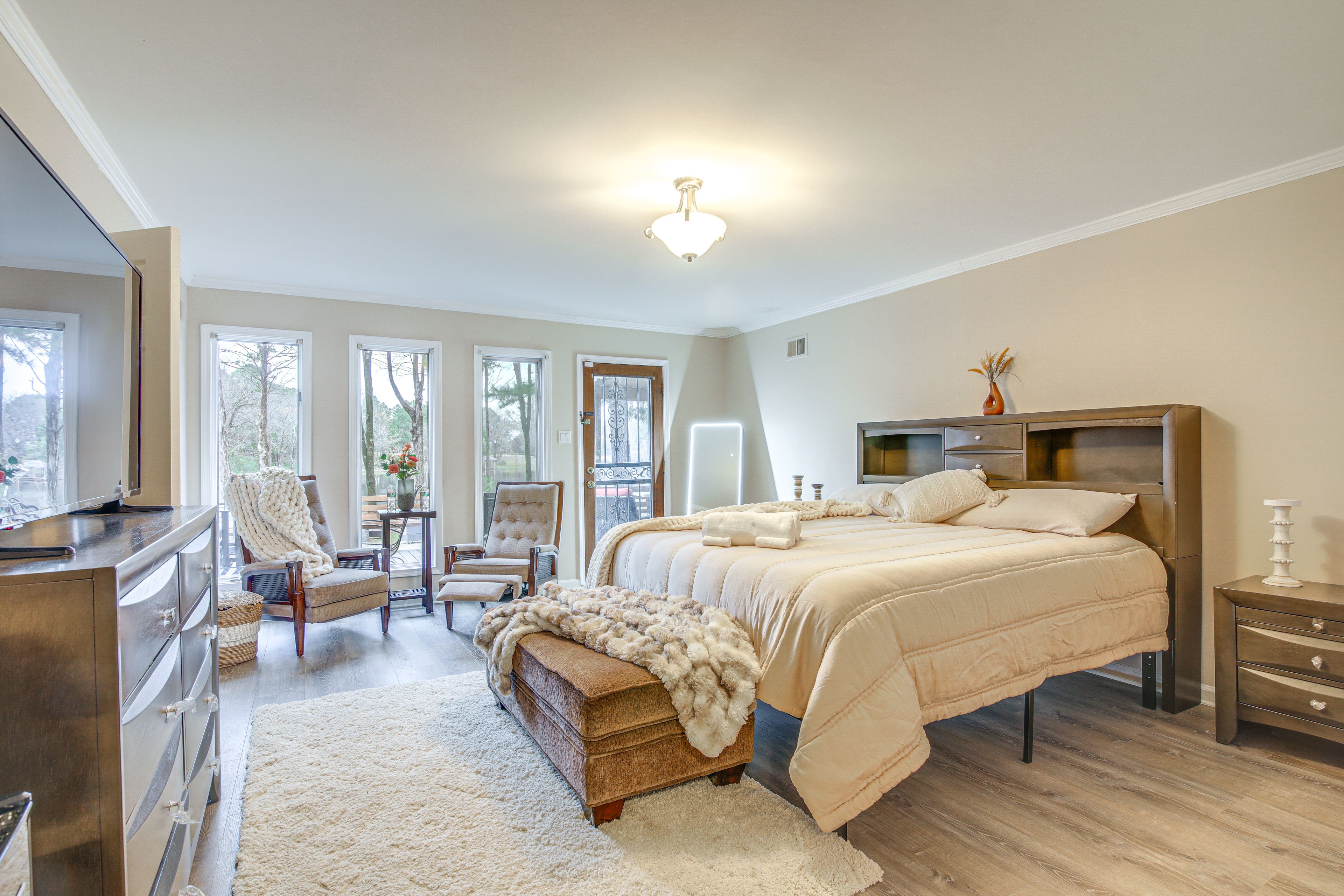 Bedroom 1 | King Bed | Smart TV | 1st Floor