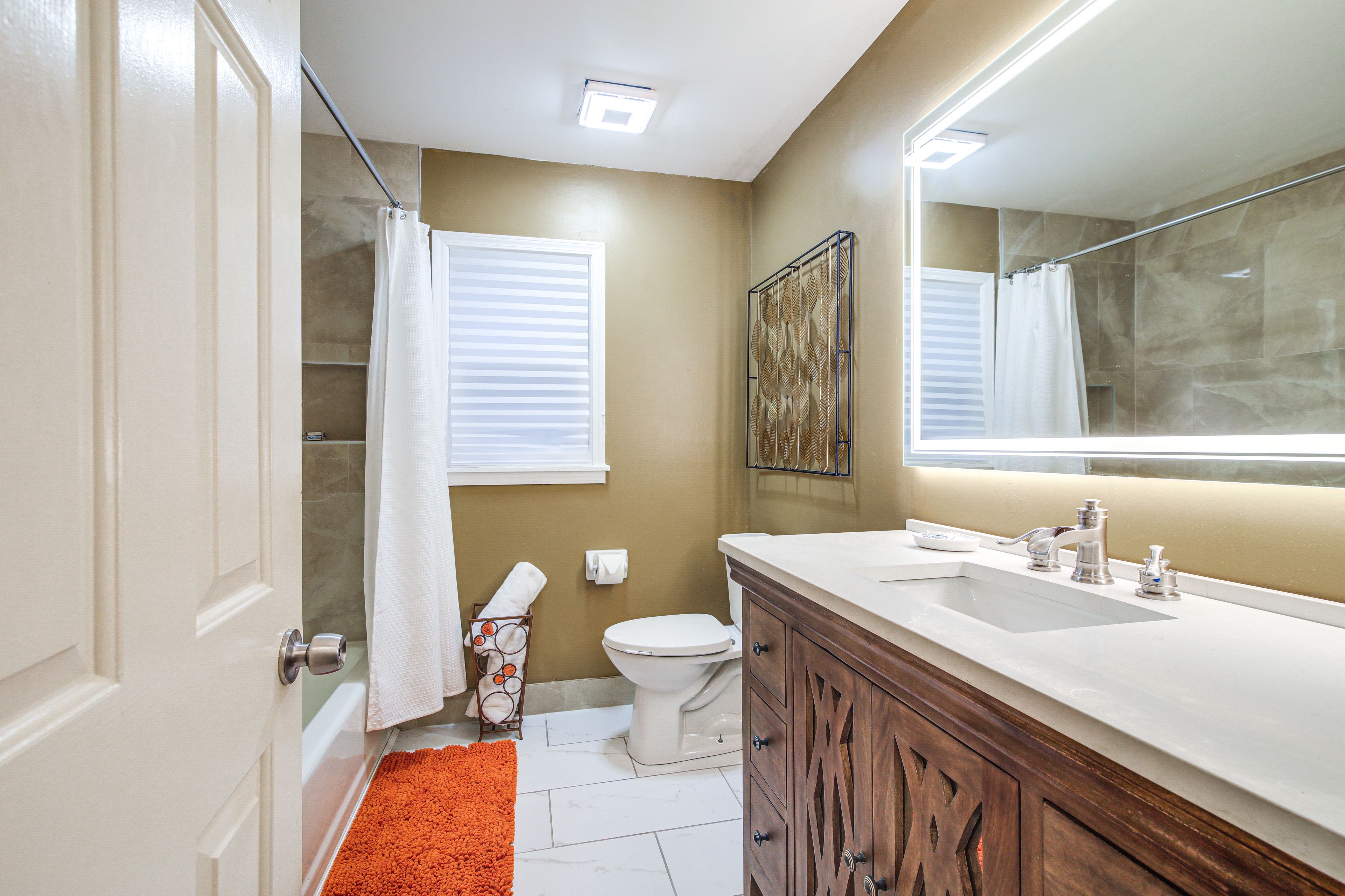 Full Bathroom | Towels Provided | 1st Floor