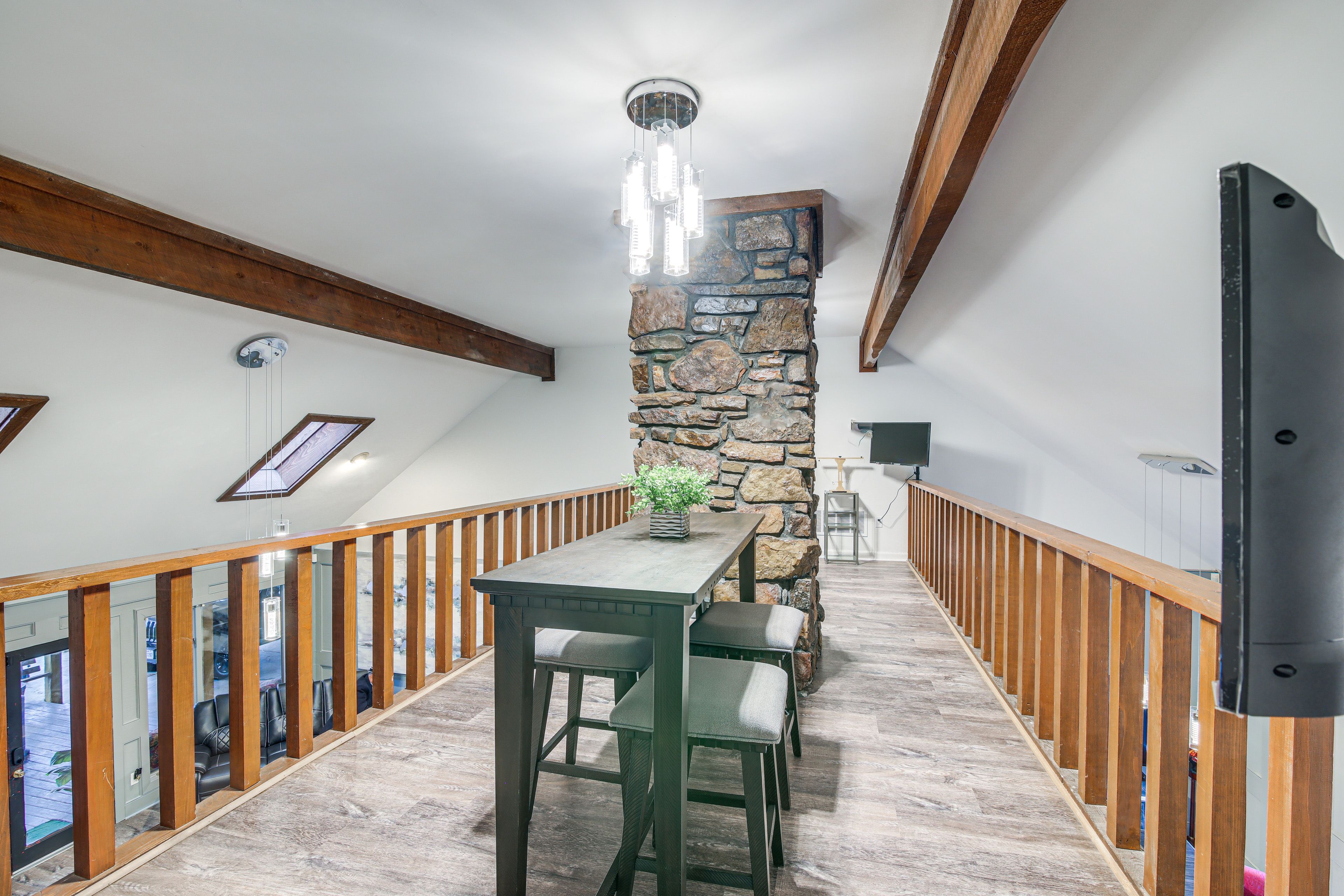 Loft | 2 Dining Areas | 2 Smart TVs | 2nd Floor