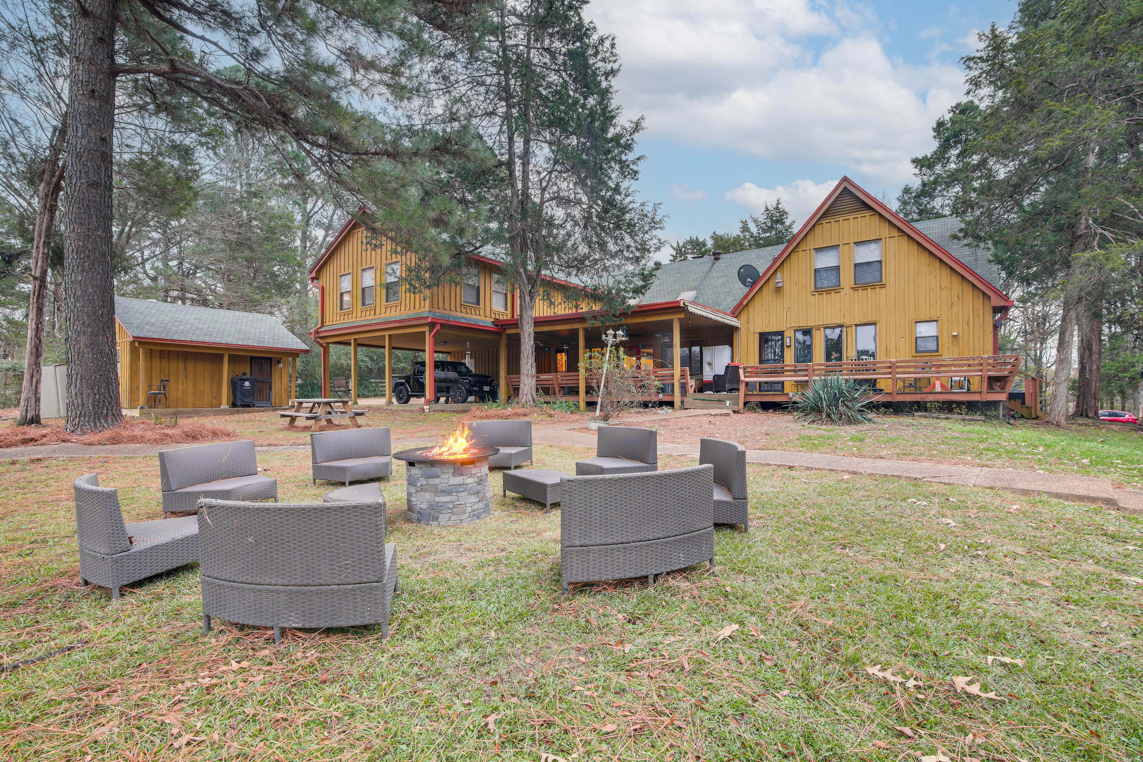 Backyard | Fire Pit | Lake Access