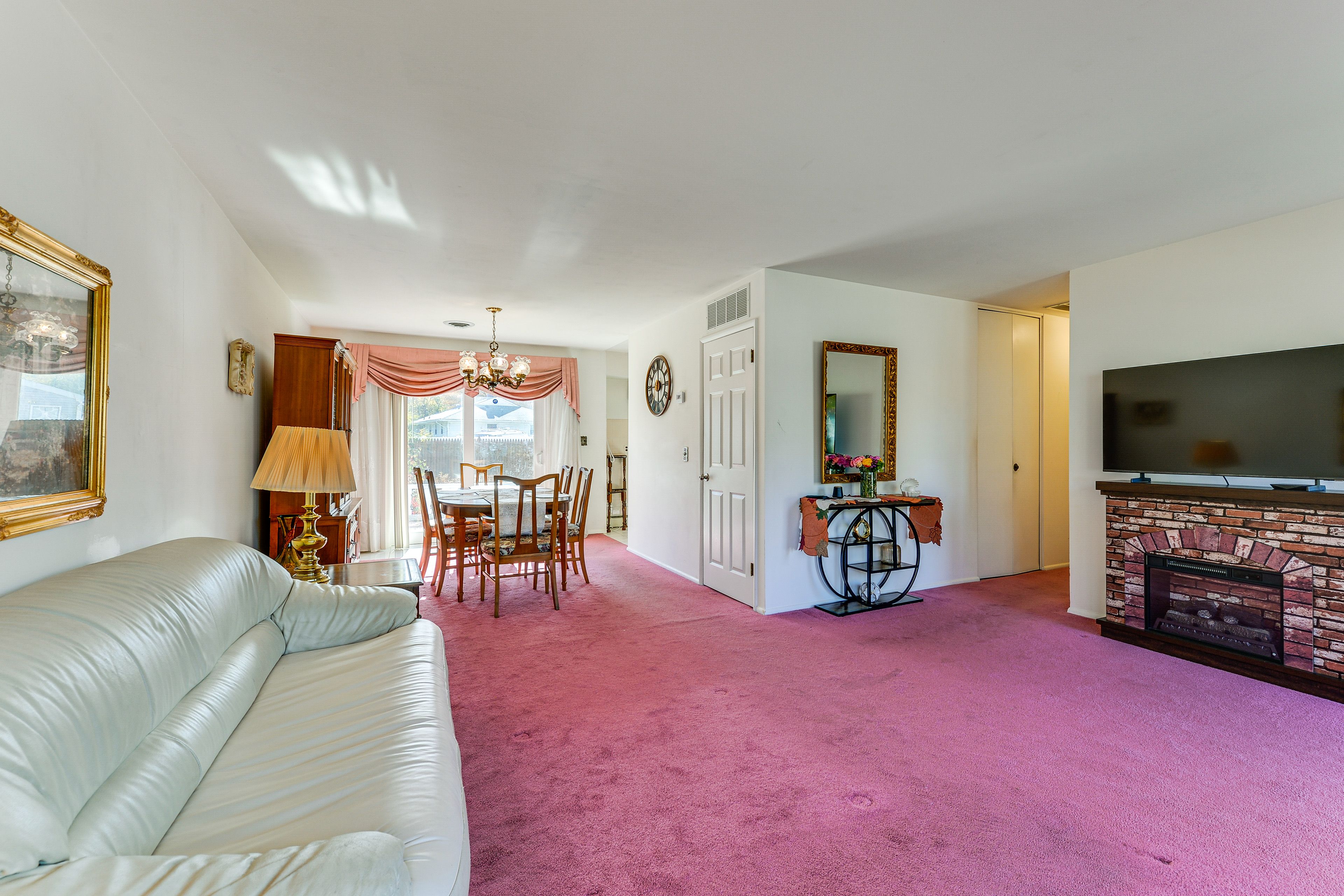 Living Room | Flat-Screen TV | Fireplace | Central Heating & A/C | Free WiFi