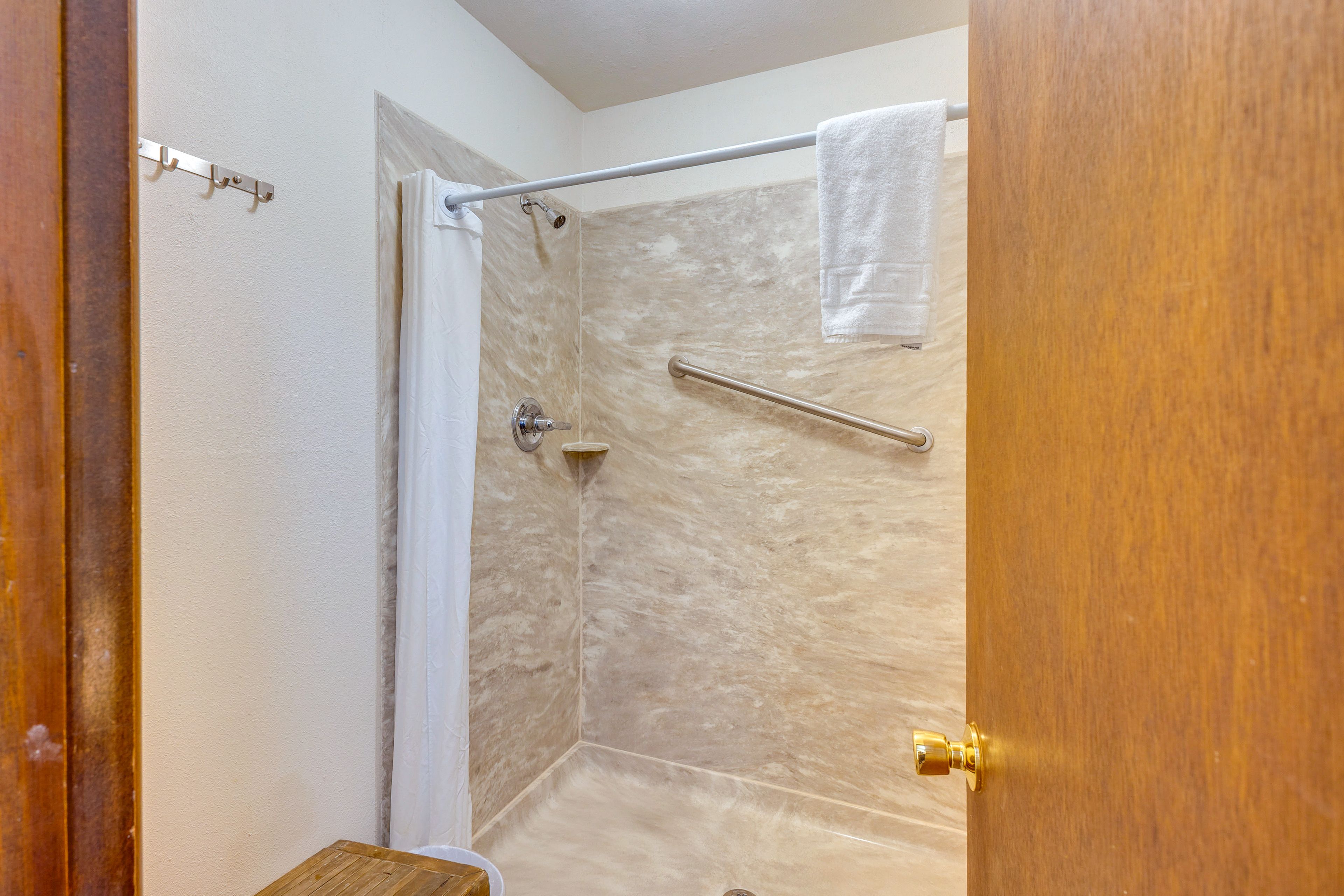 Full Bathroom | 2nd Floor