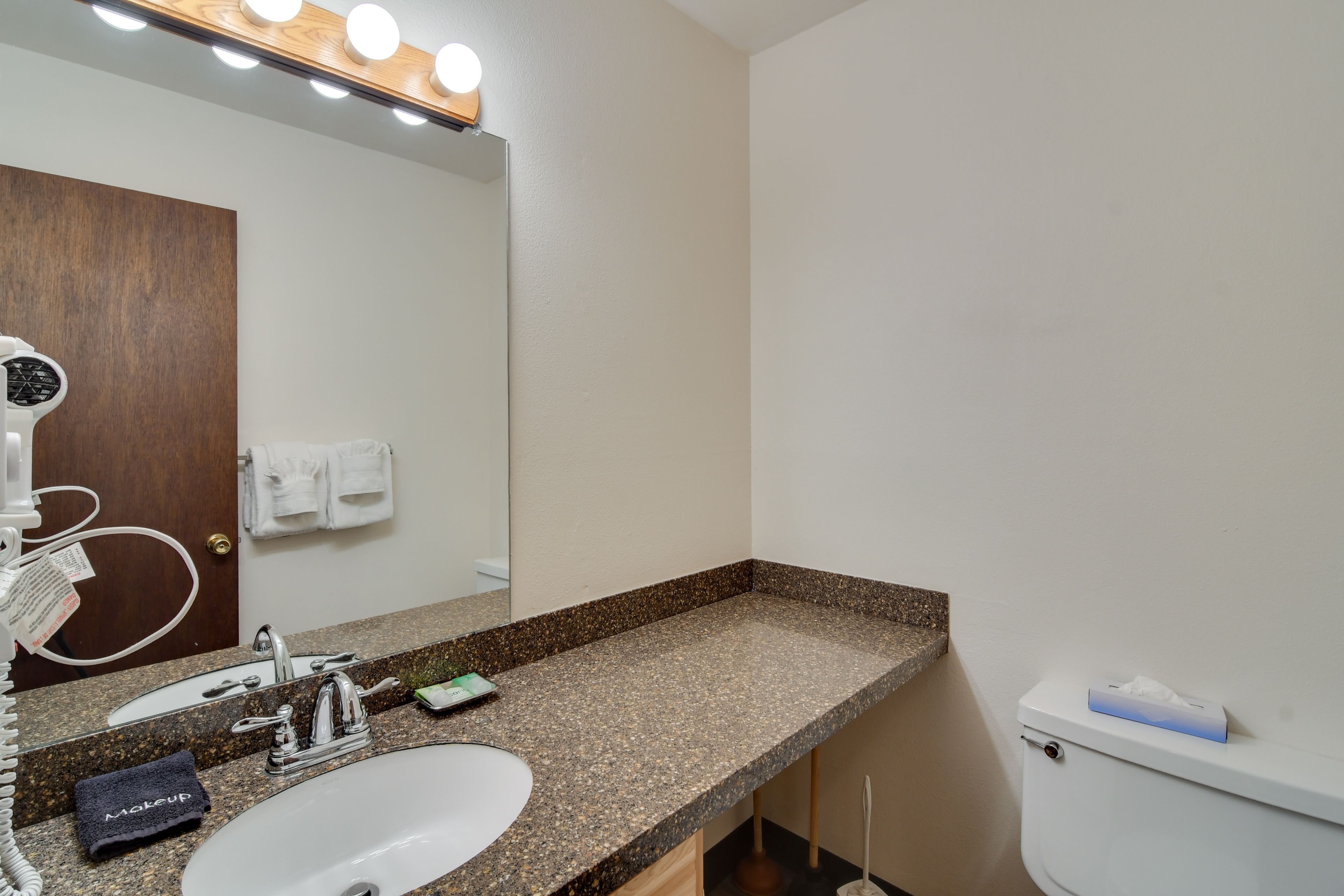 Full Bathroom | 2nd Floor | Towels Provided