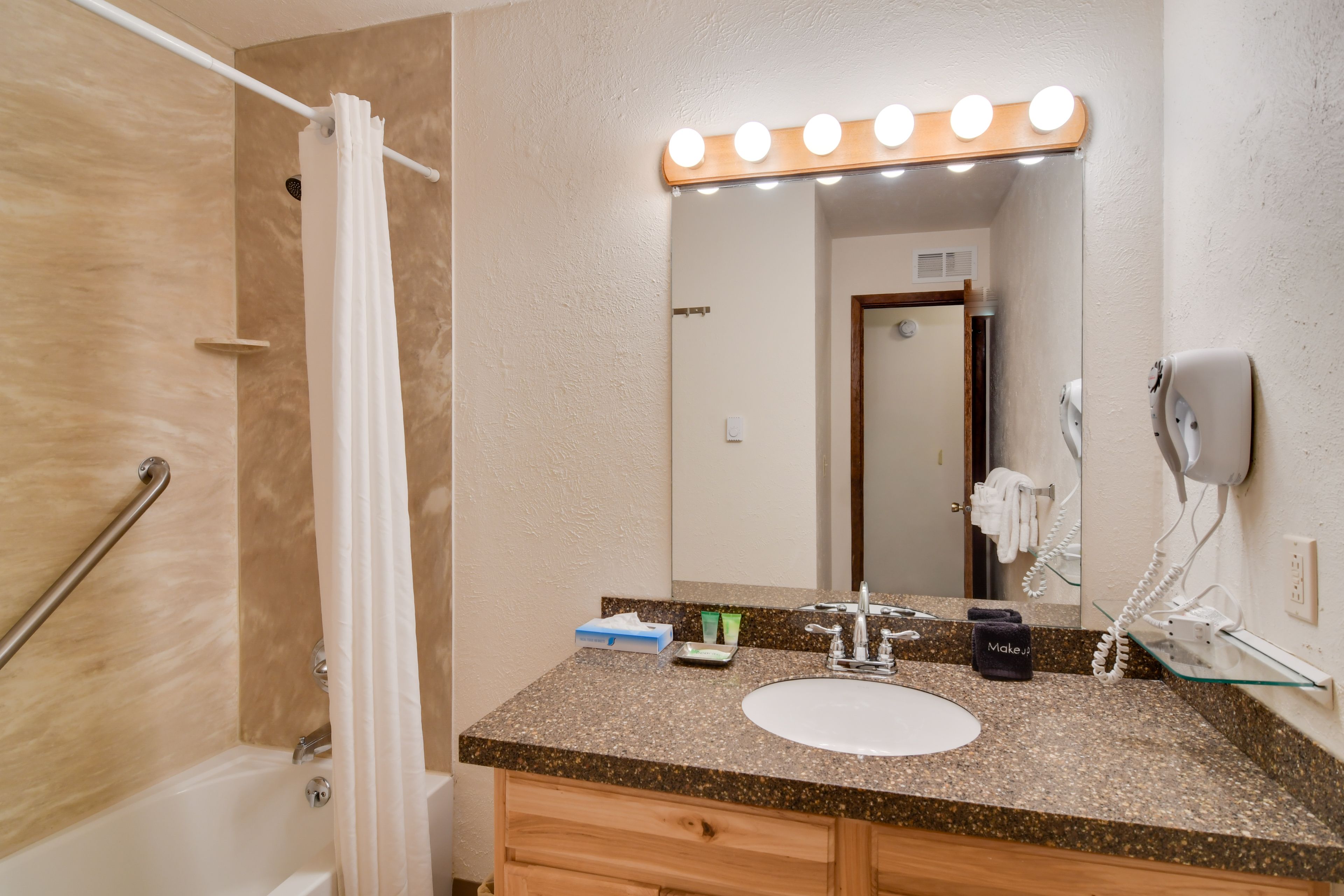 Full Bathroom | 2nd Floor | Complimentary Toiletries