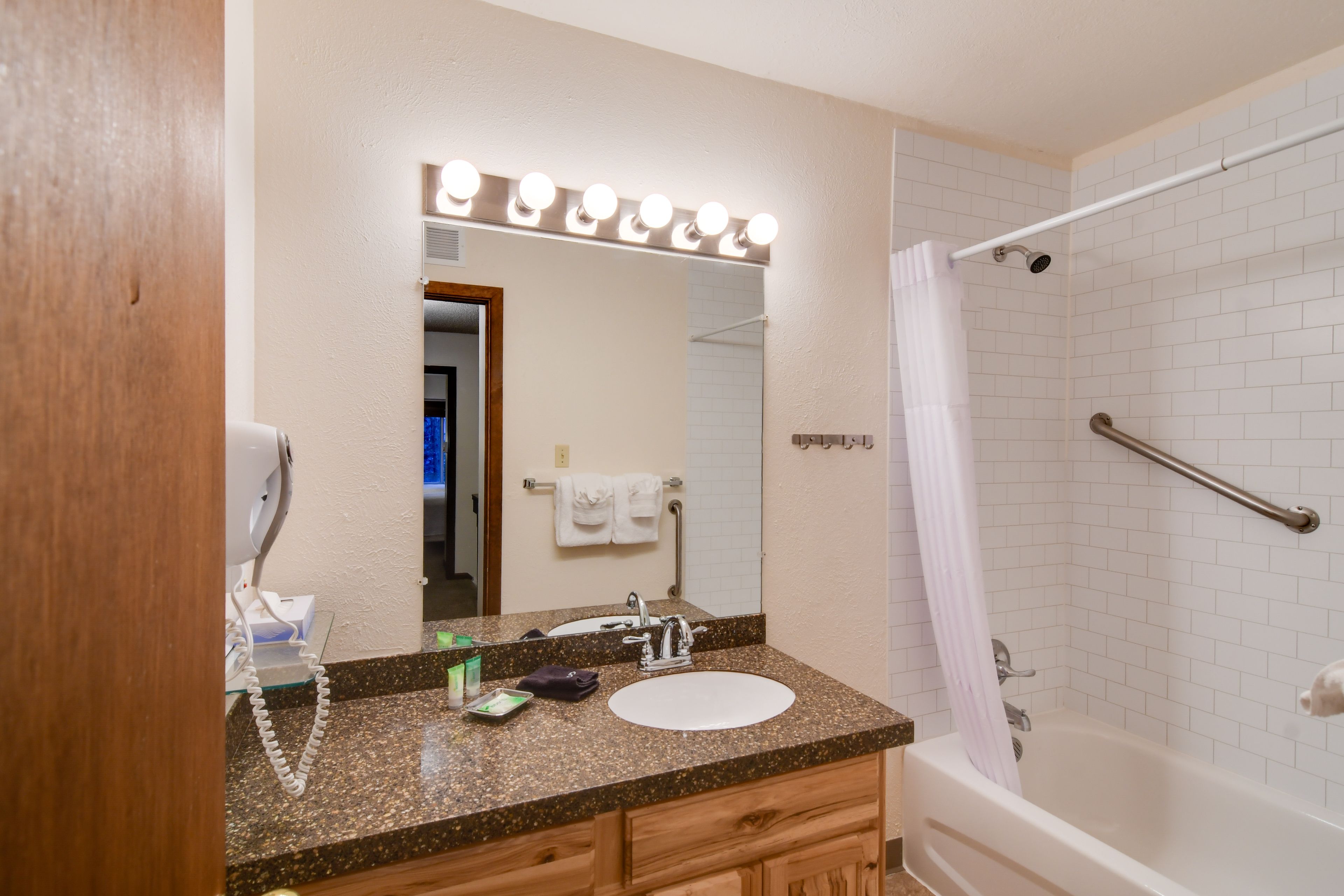 Full Bathroom | 2nd Floor | Complimentary Toiletries