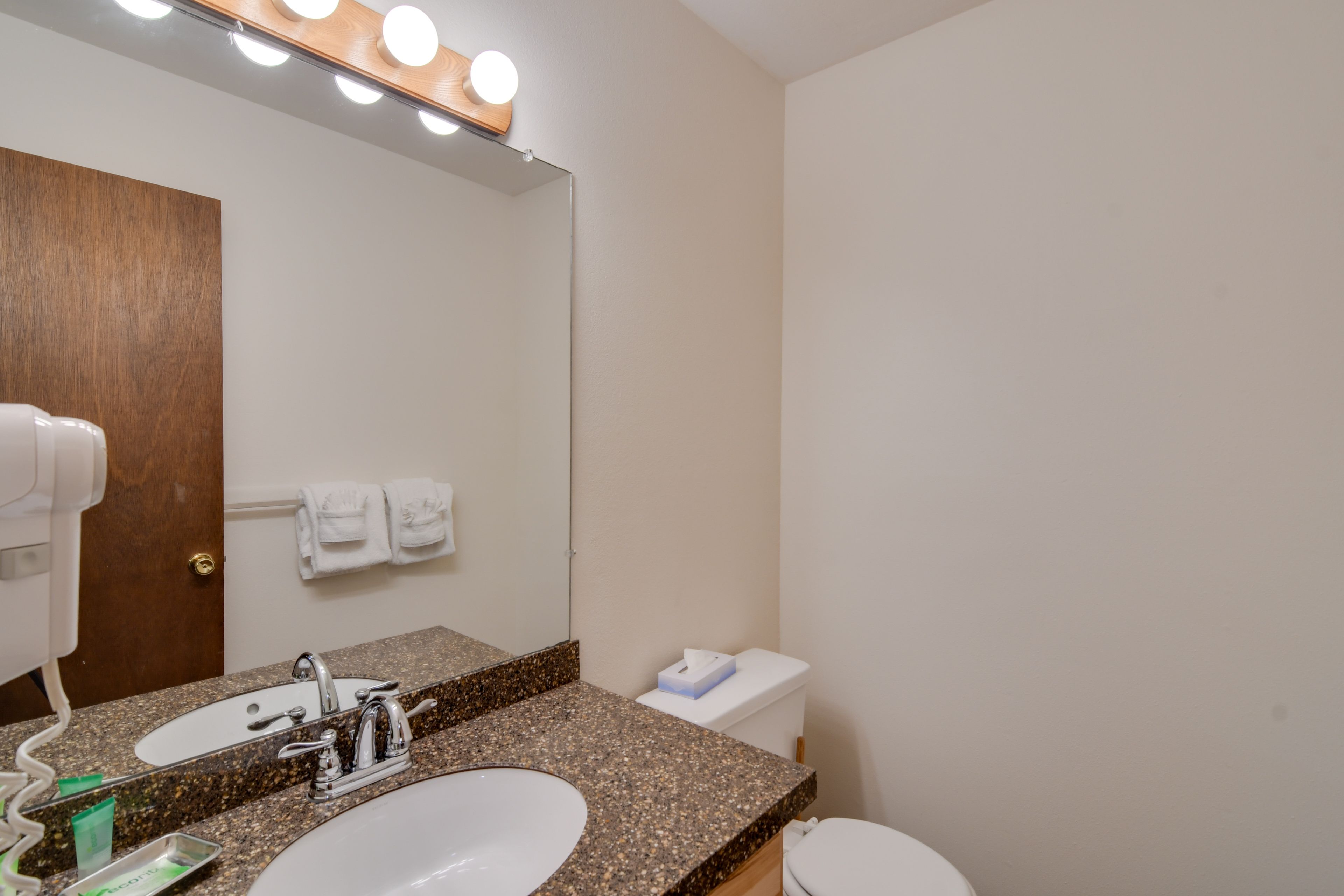 Full Bathroom | 2nd Floor | Towels Provided