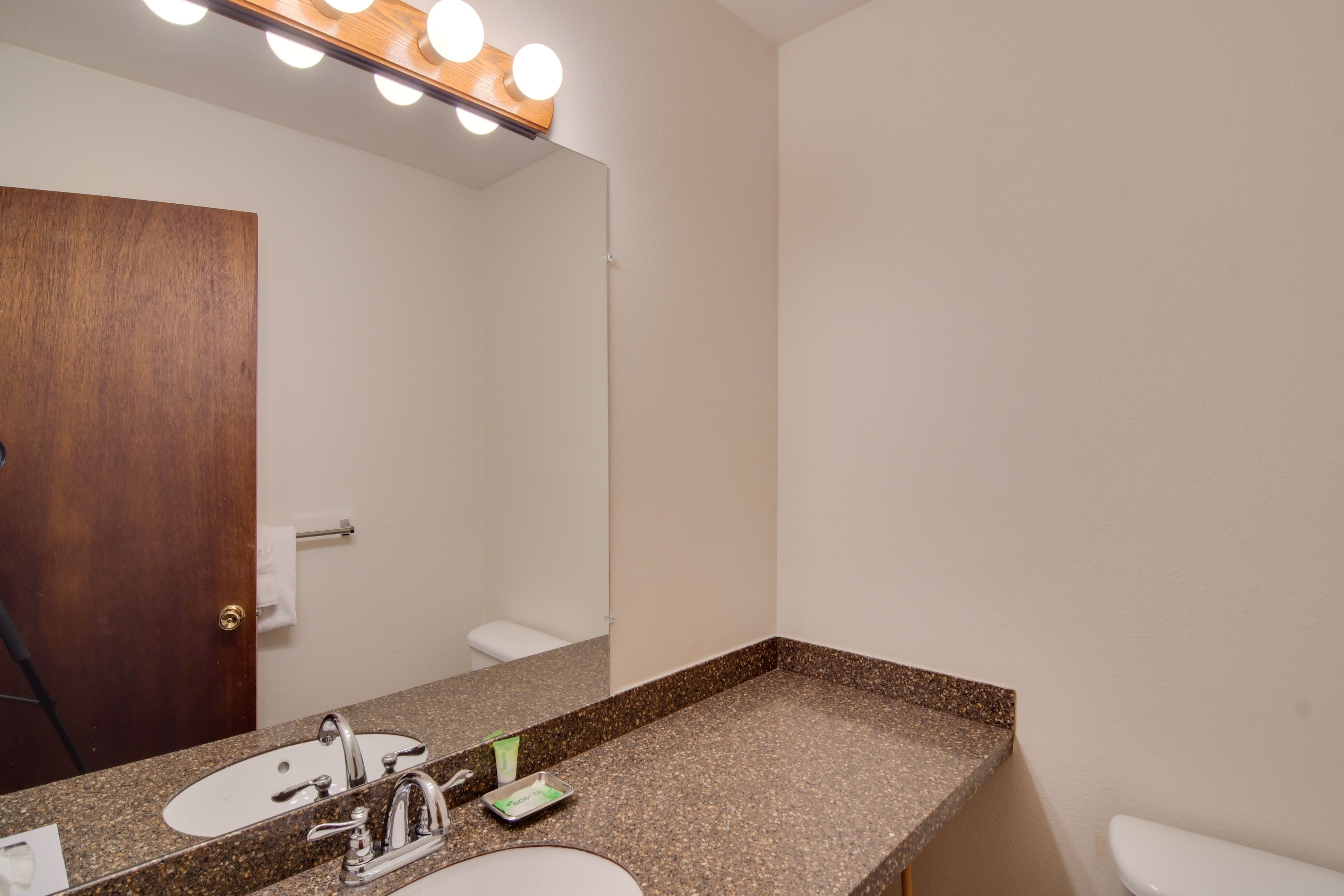 Full Bathroom | 2nd Floor | Complimentary Toiletries
