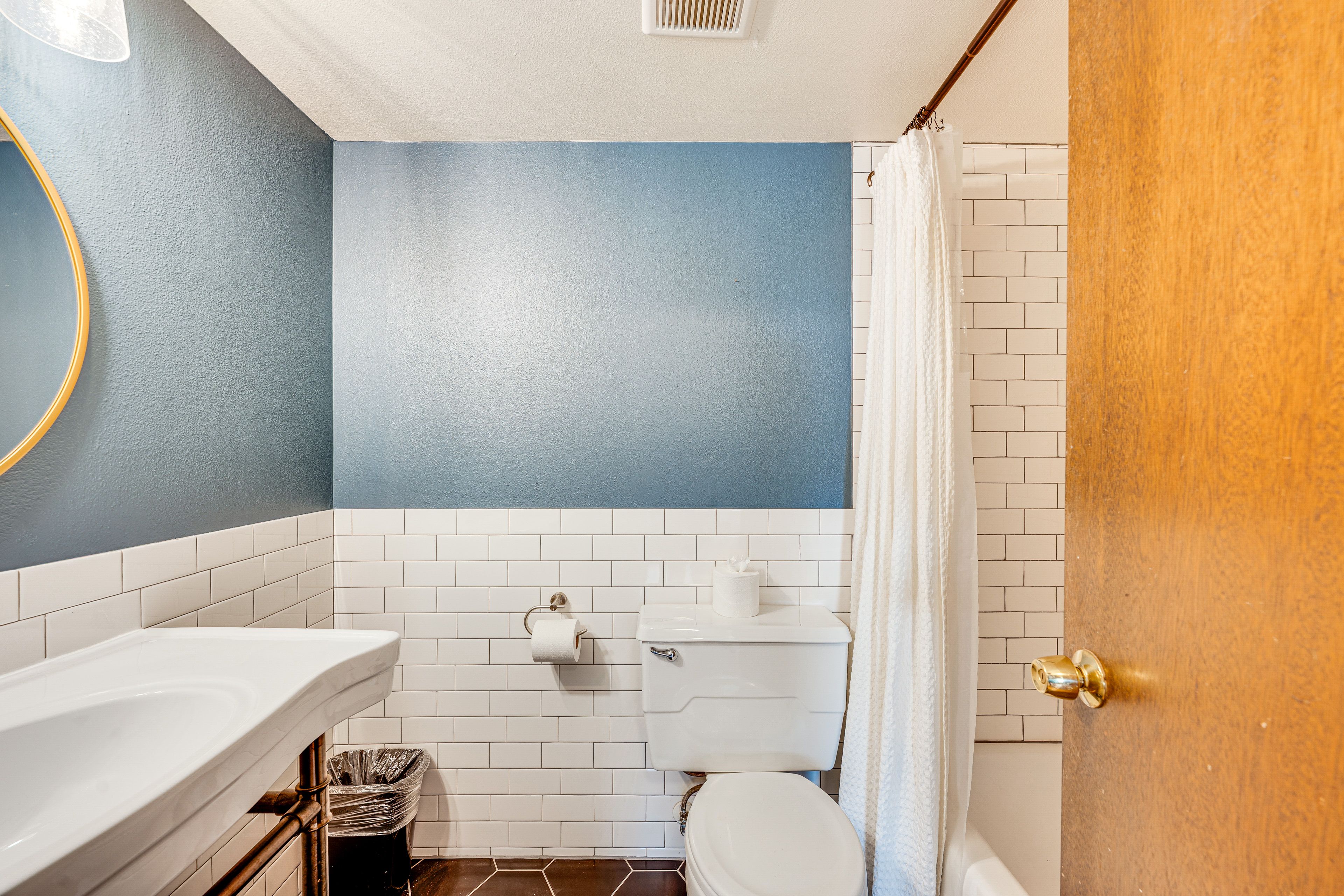 Full Bathroom | Towels Provided