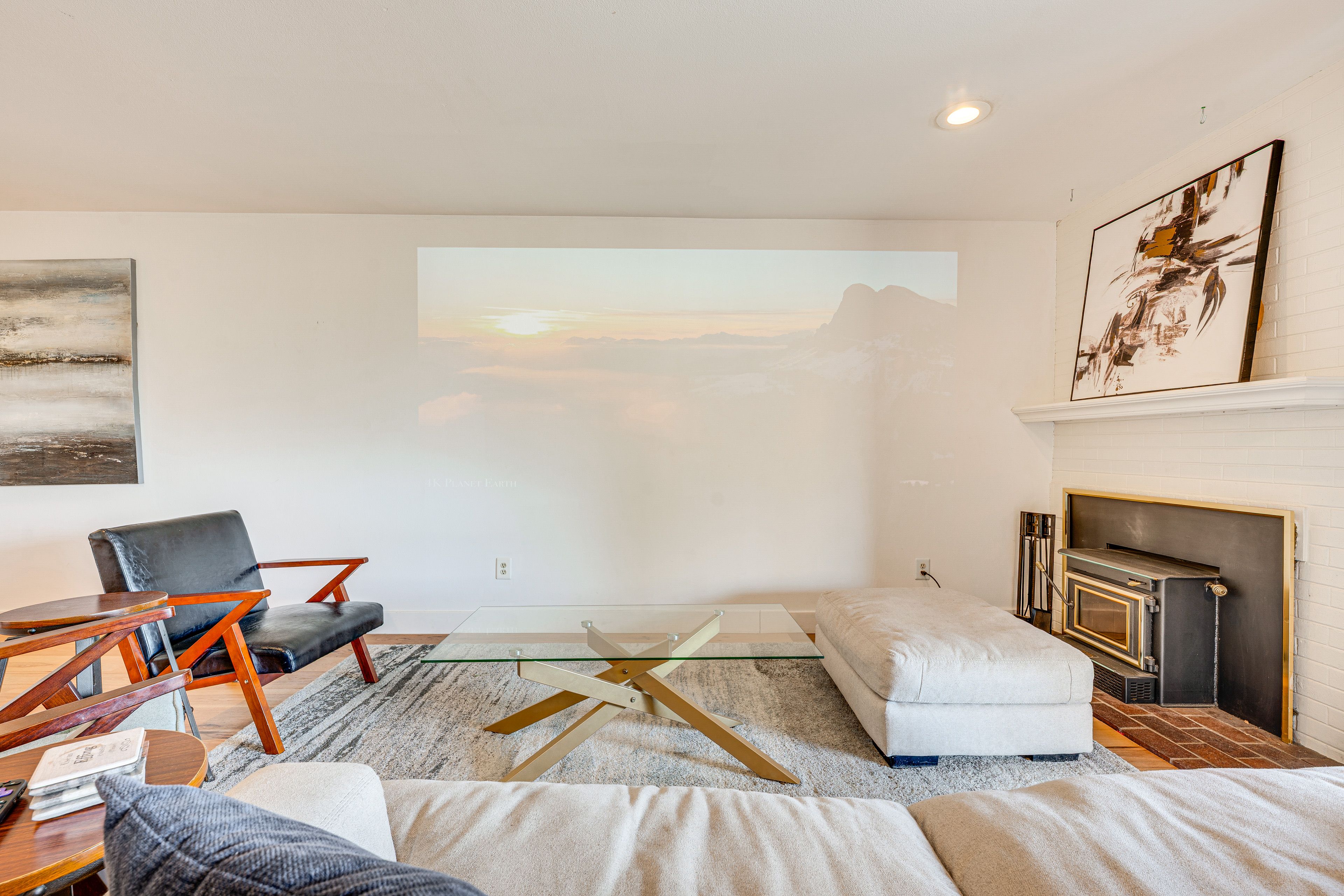 Living Room | Free WiFi | Fireplace