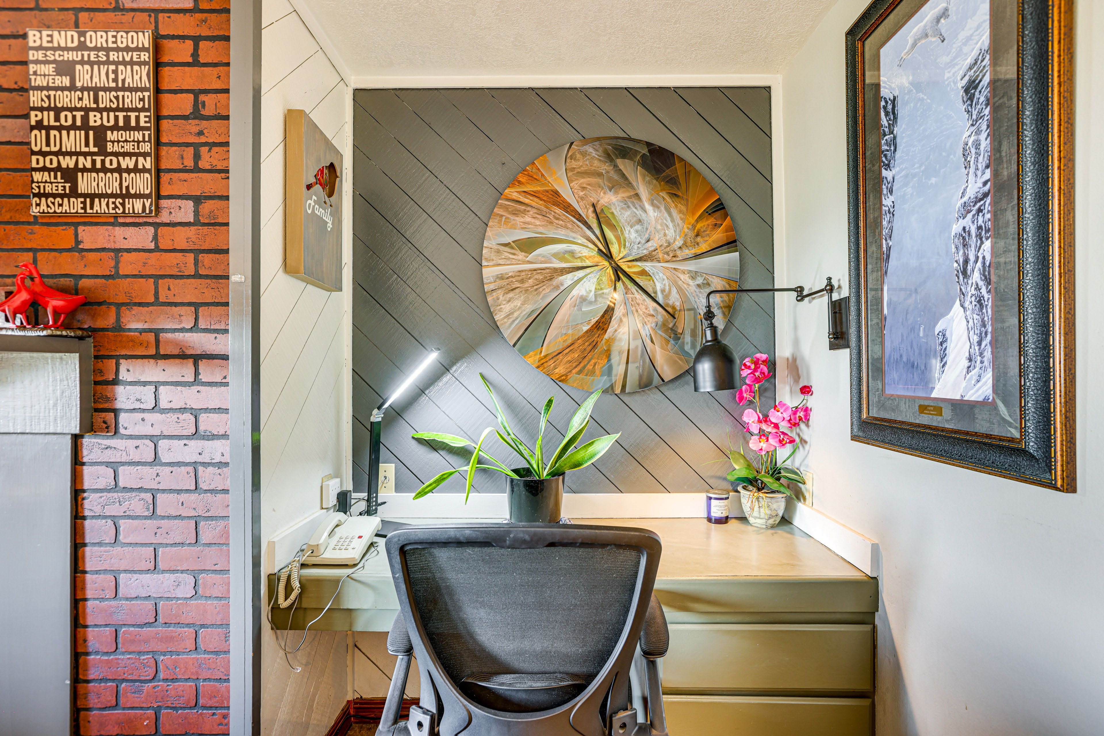 Workstation | Free WiFi