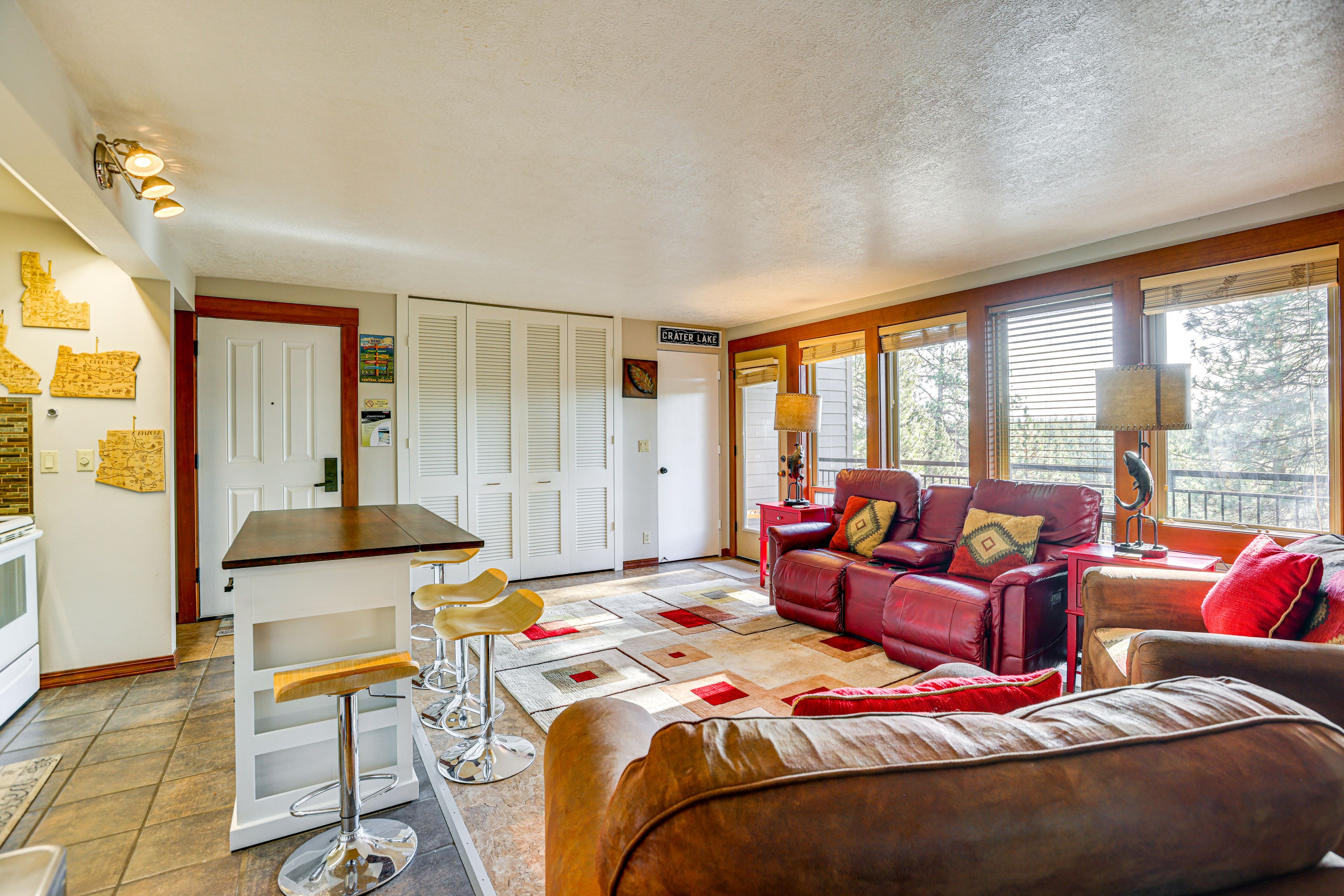 Living Room | Queen Murphy Bed | Smart TV | Fireplace