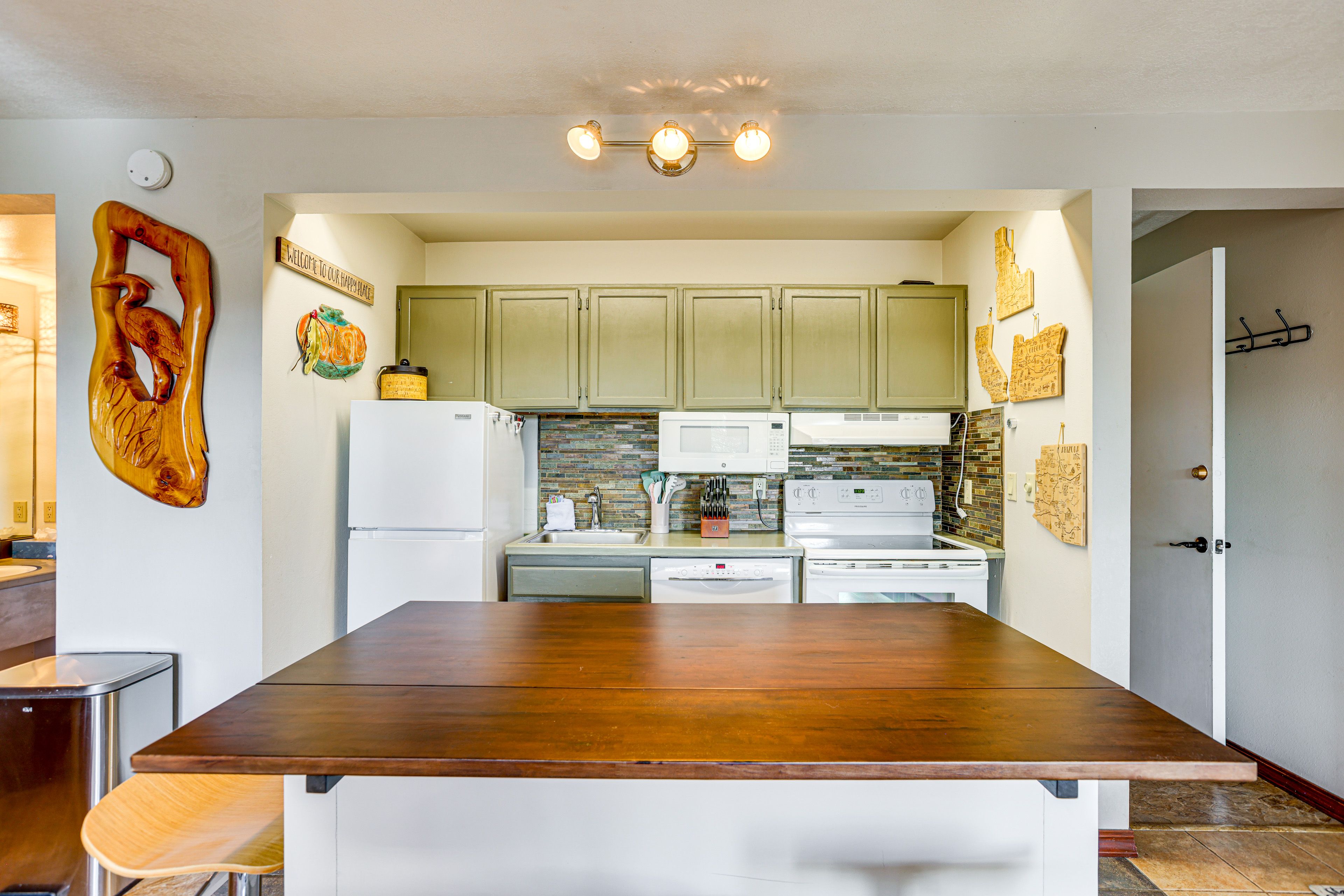 Kitchen | Dishwasher | Microwave | Breakfast Bar