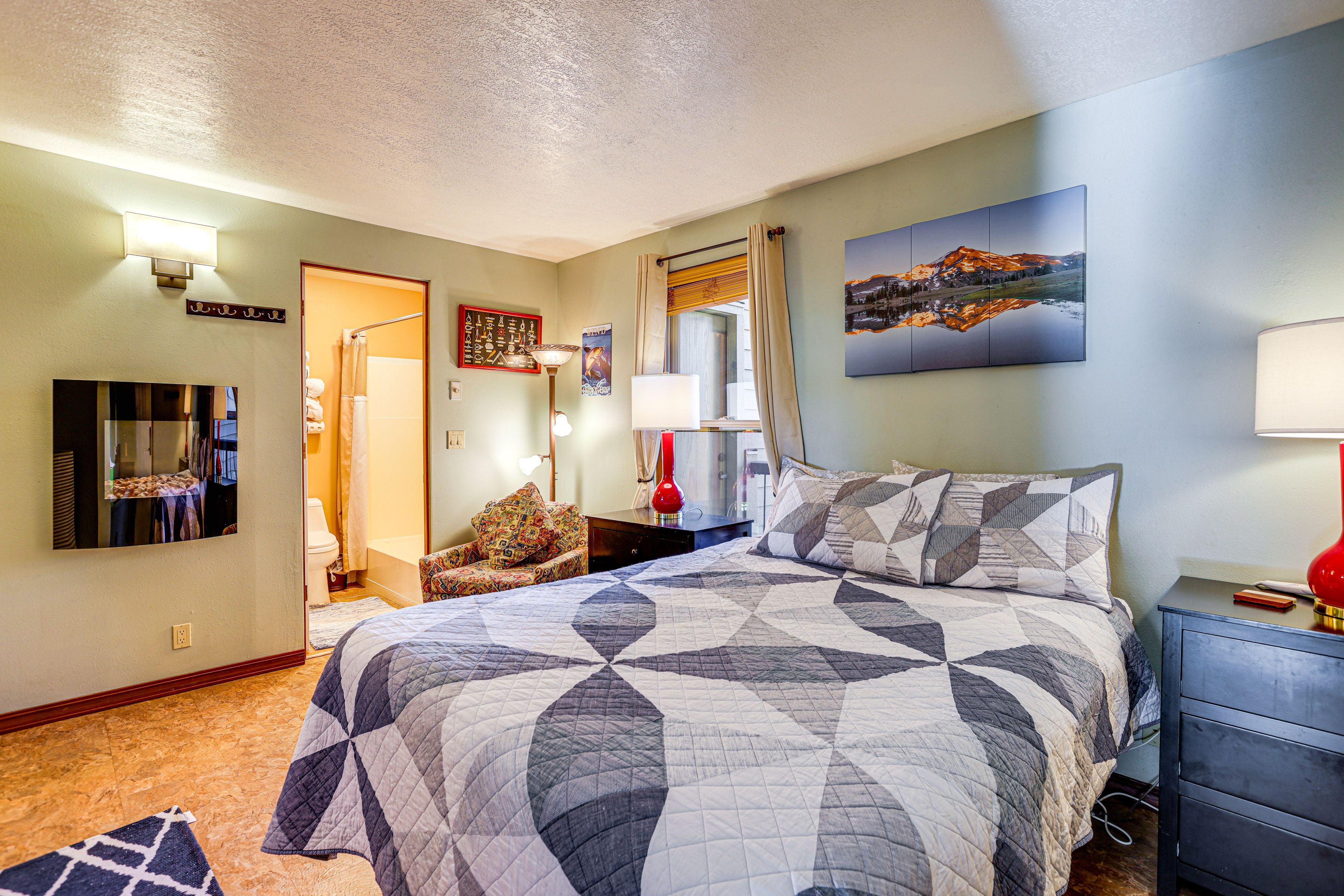 Bedroom | Queen Bed | Smart TV