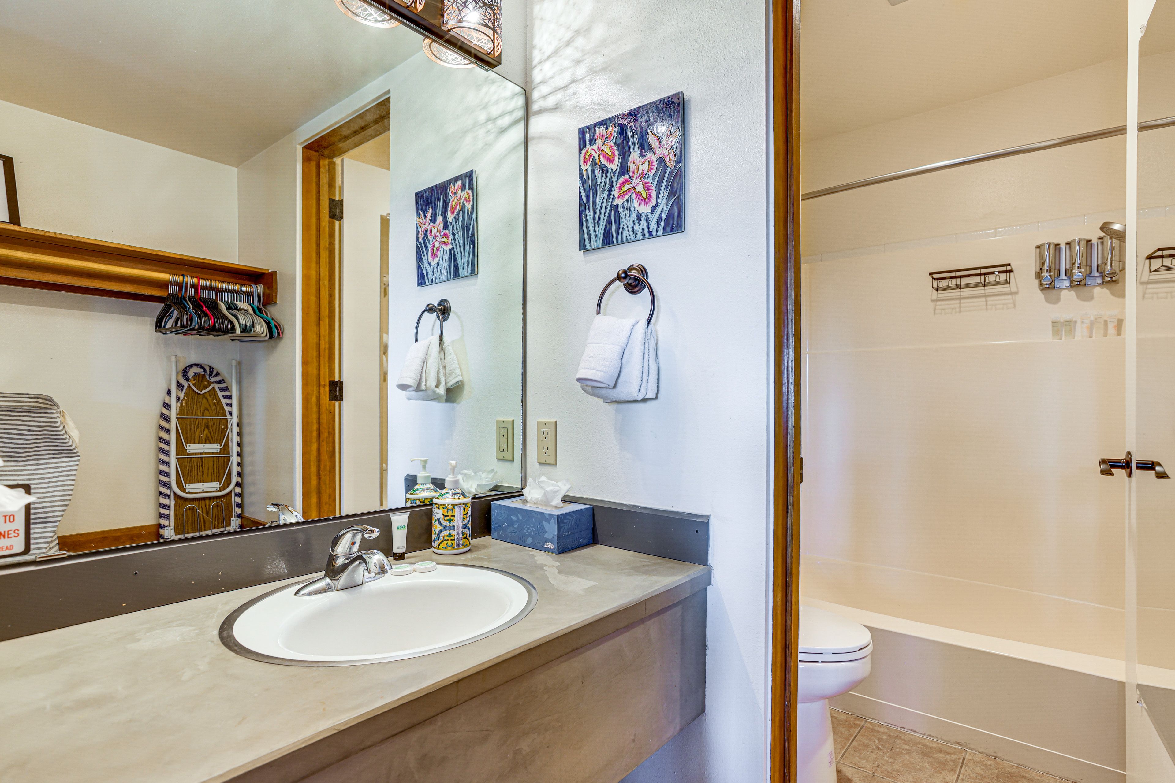 Full Bathroom | Towels Provided