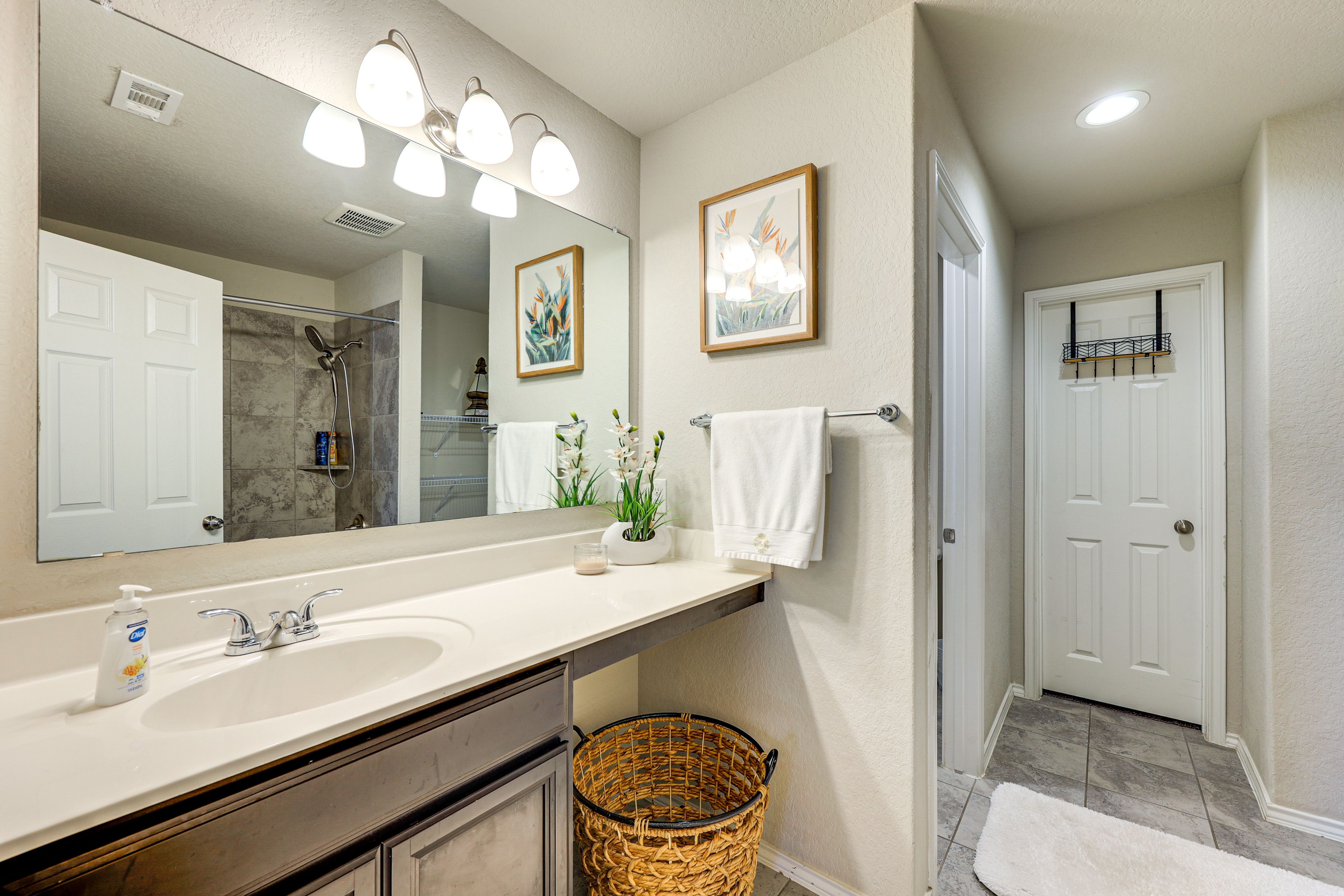 En-Suite Bathroom | Towels Provided | 1st Floor