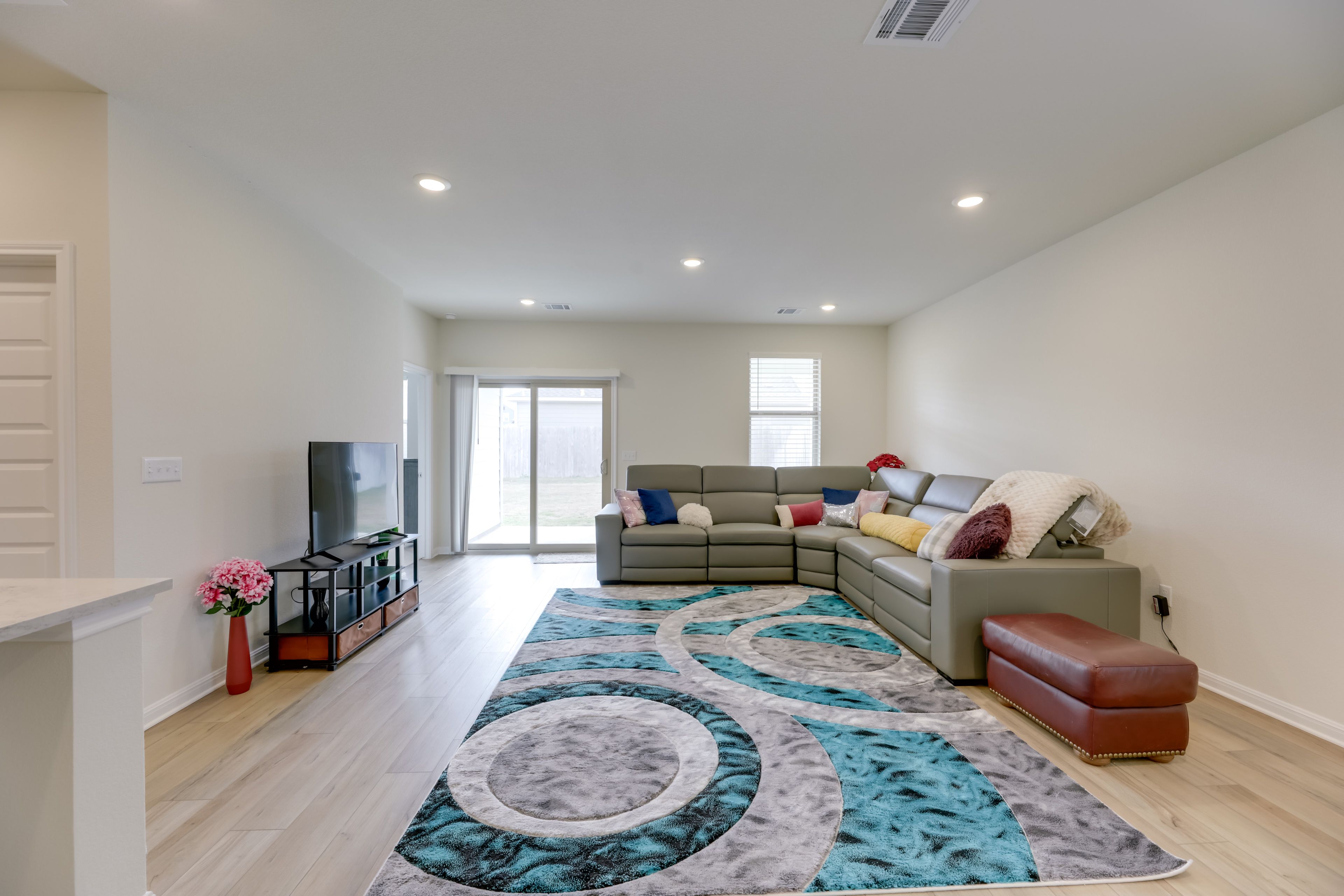 Living Room | Free WiFi | Smart TV | Central A/C | 1st Floor