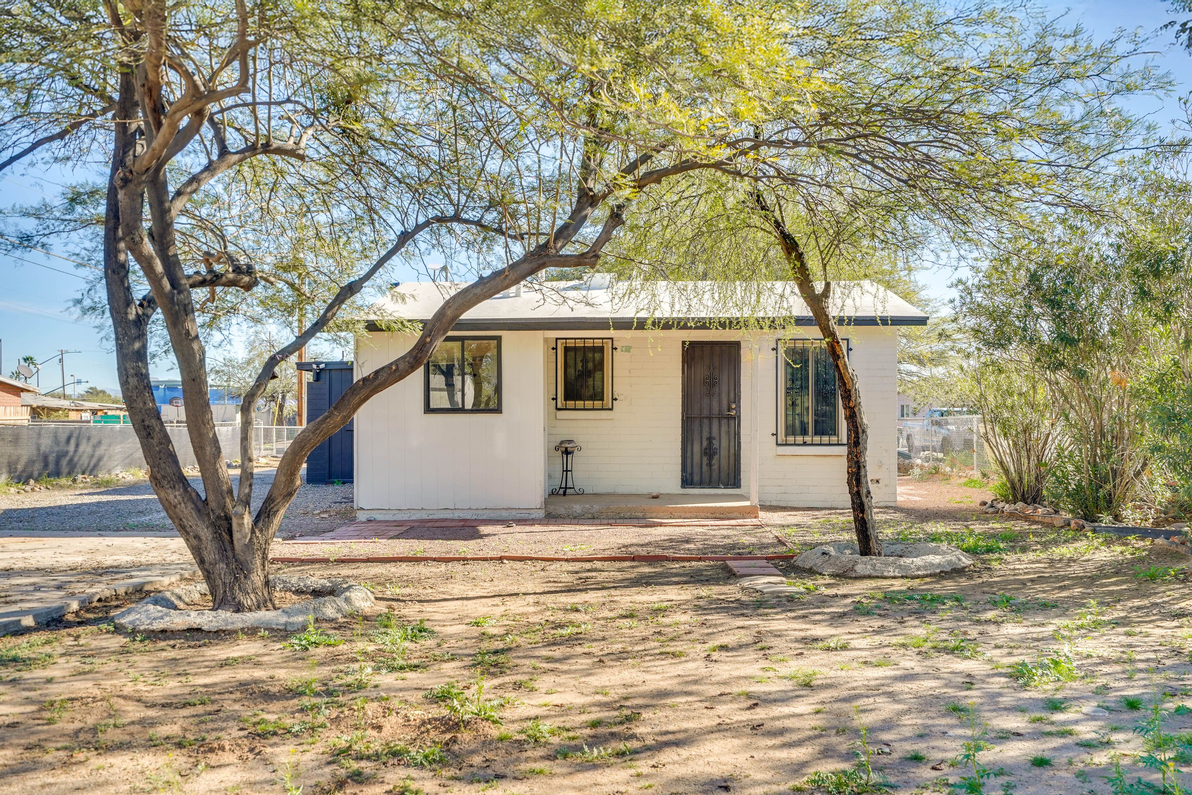 Property Exterior | Driveway (2 Vehicles)