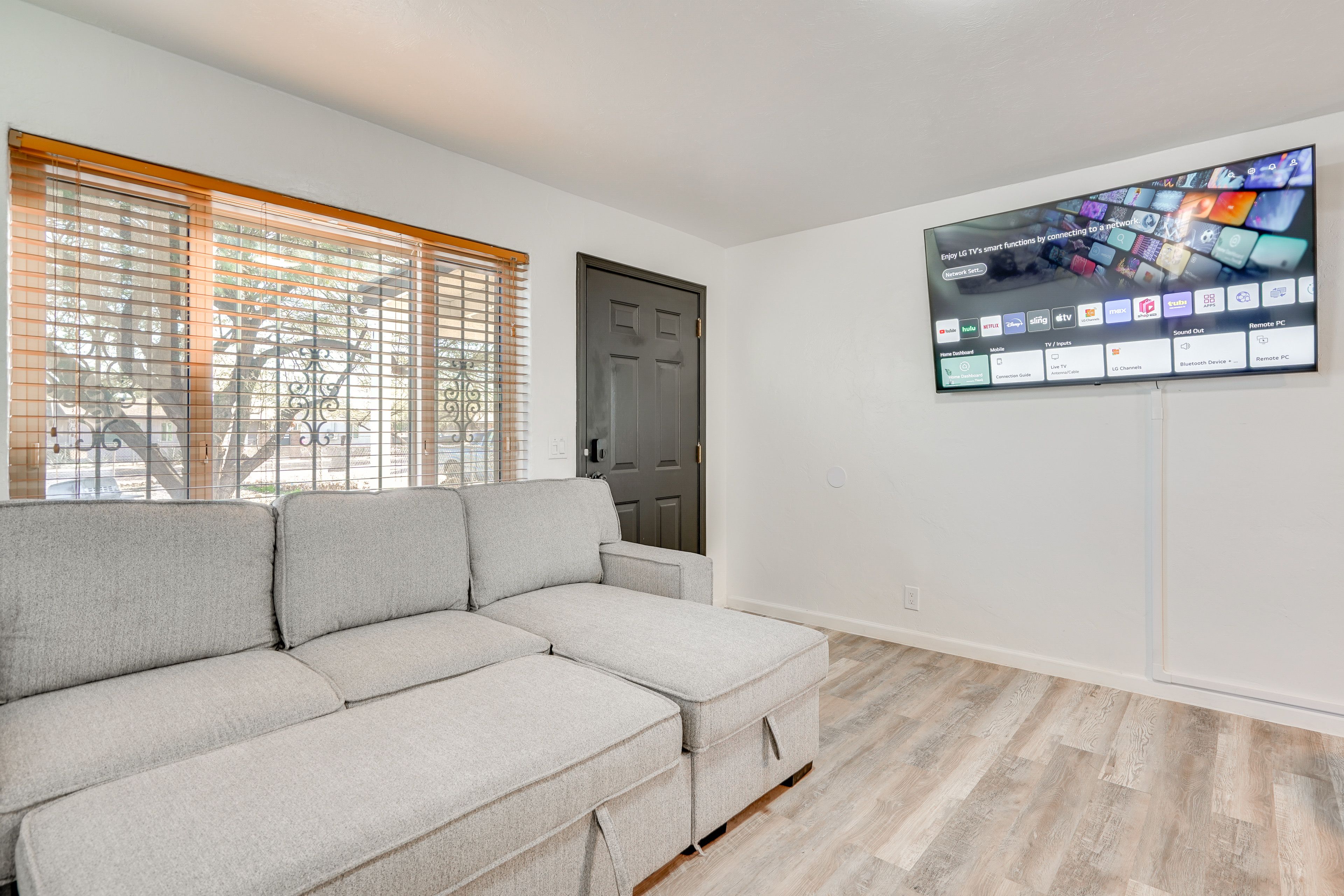 Living Room | Full Sleeper Sofa | Free WiFi | Smart TV