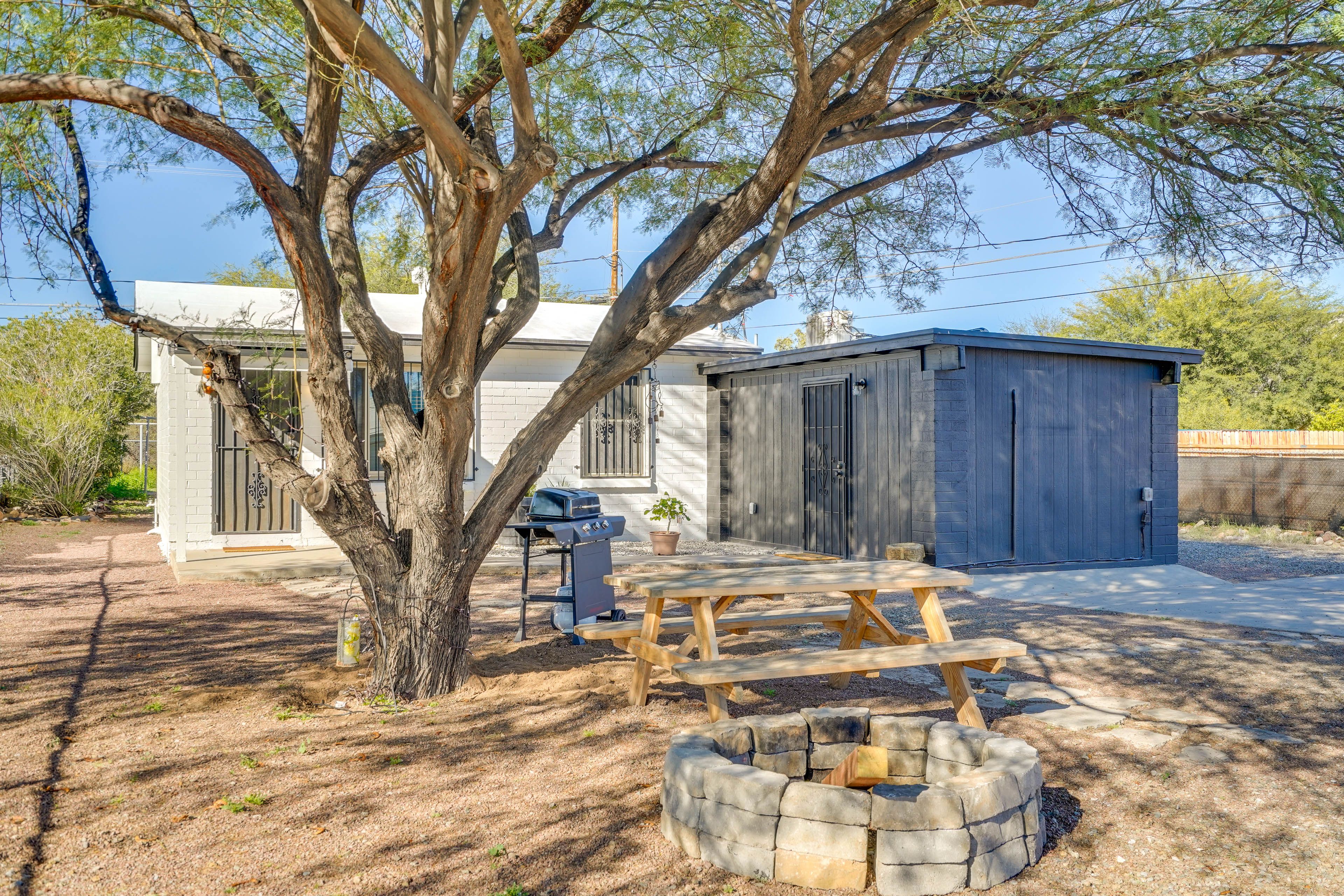 Large Yard | Gas Grill | Fire Pit