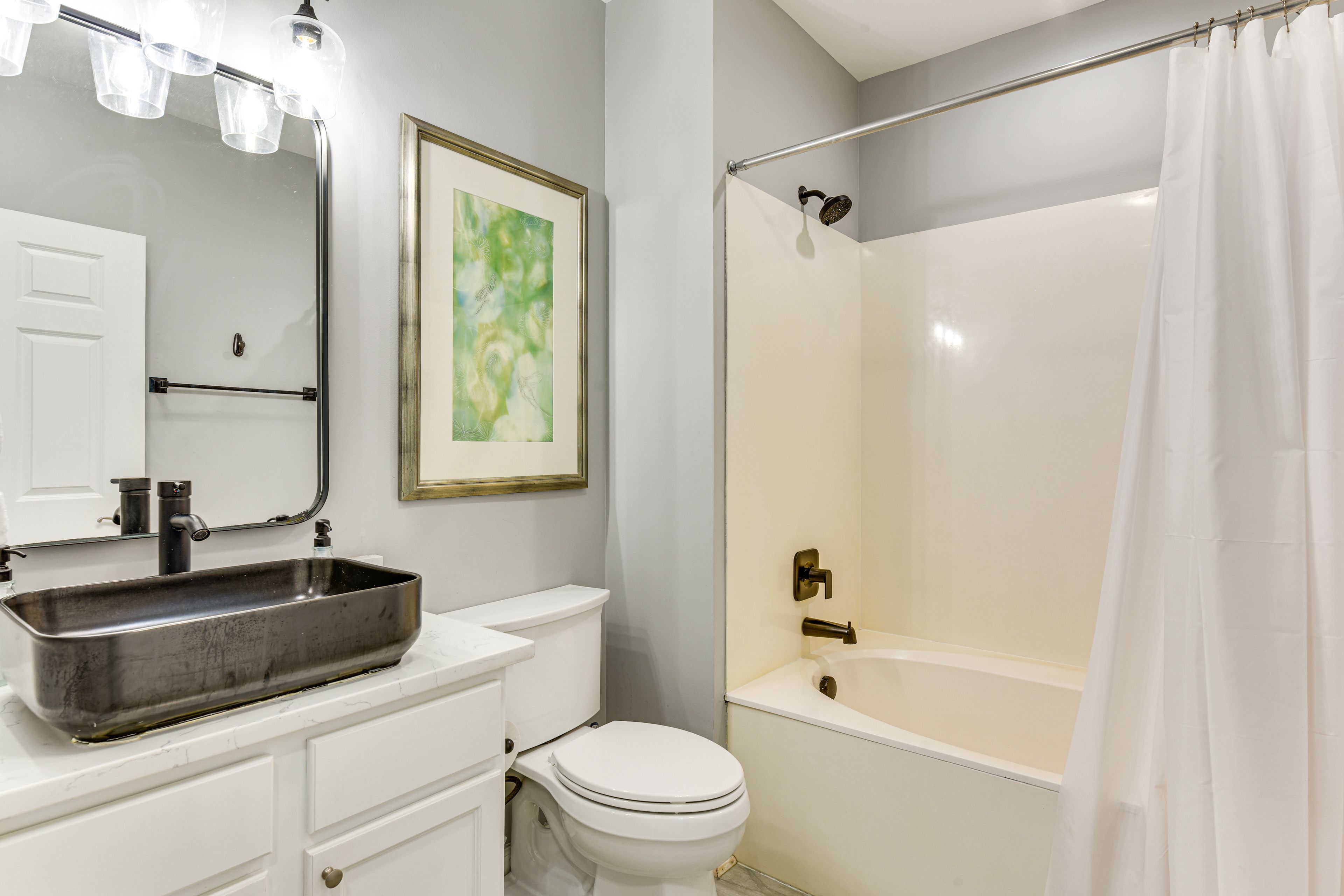 Full Bathroom | Towels Provided