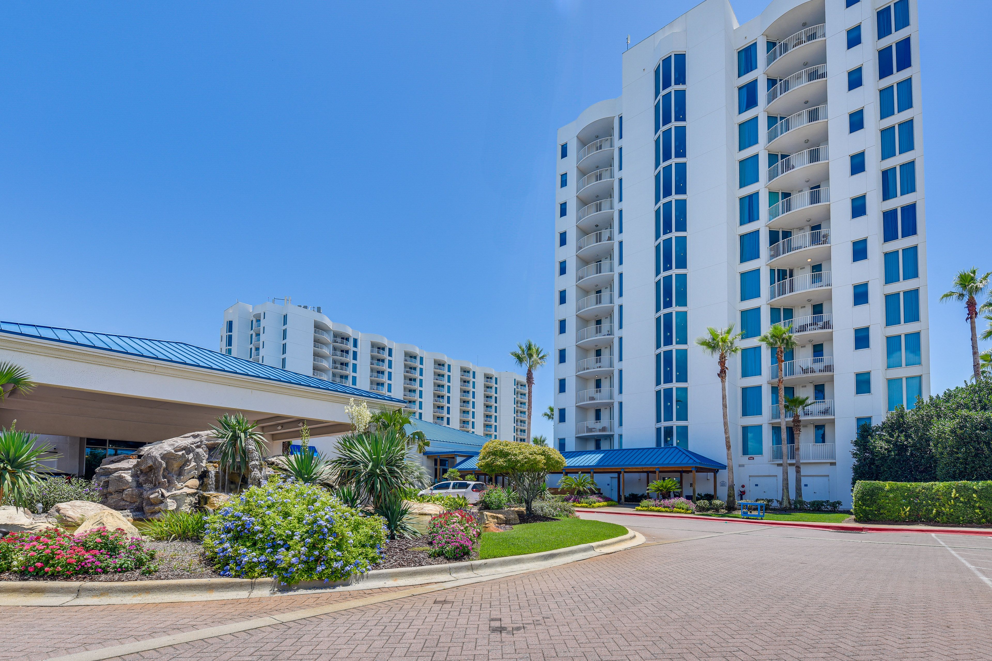 Building Exterior | Parking | Community Garage (First-Come, First-Served)