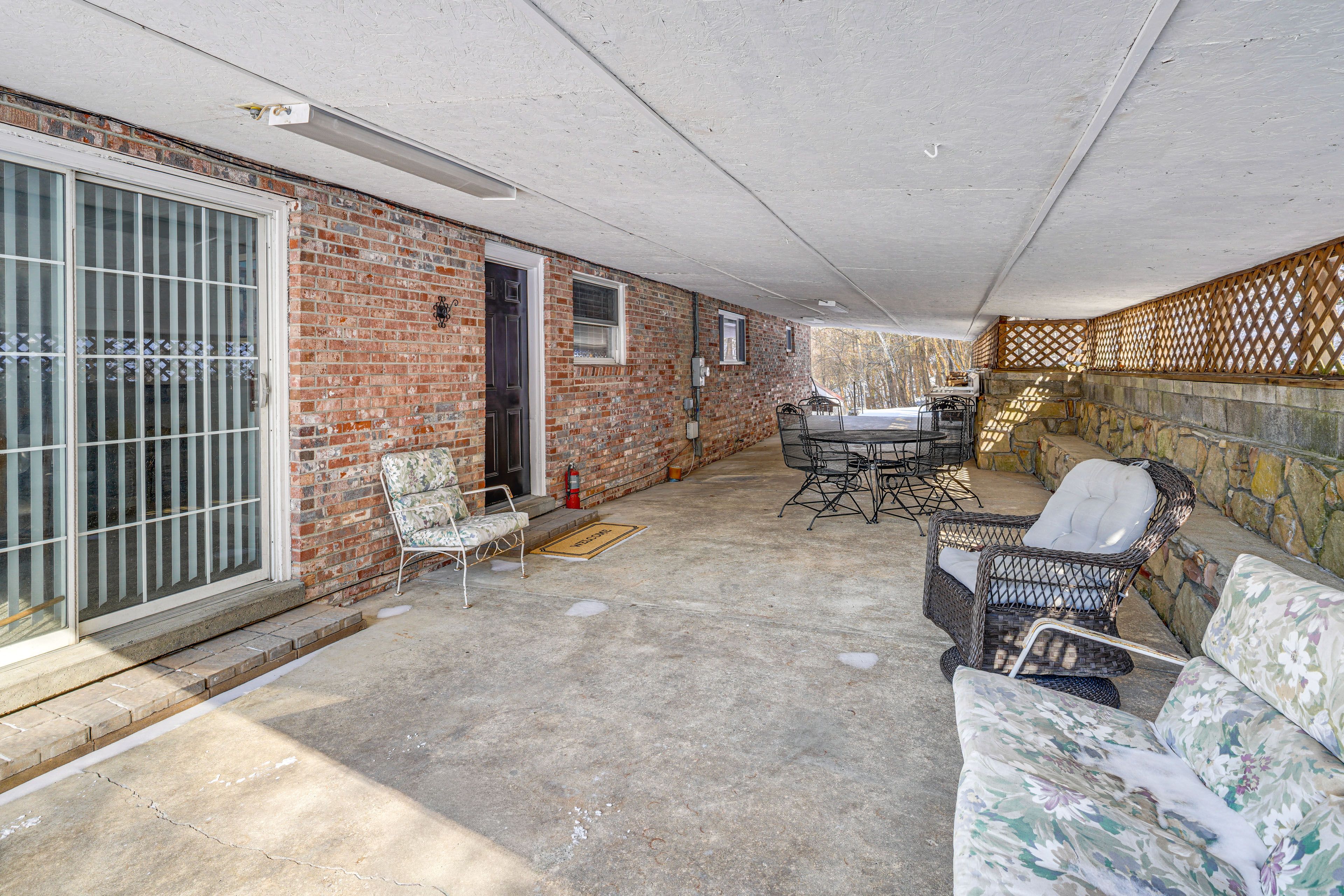 Private Patio | Outdoor Dining | 13 Mi to Downtown Charleston