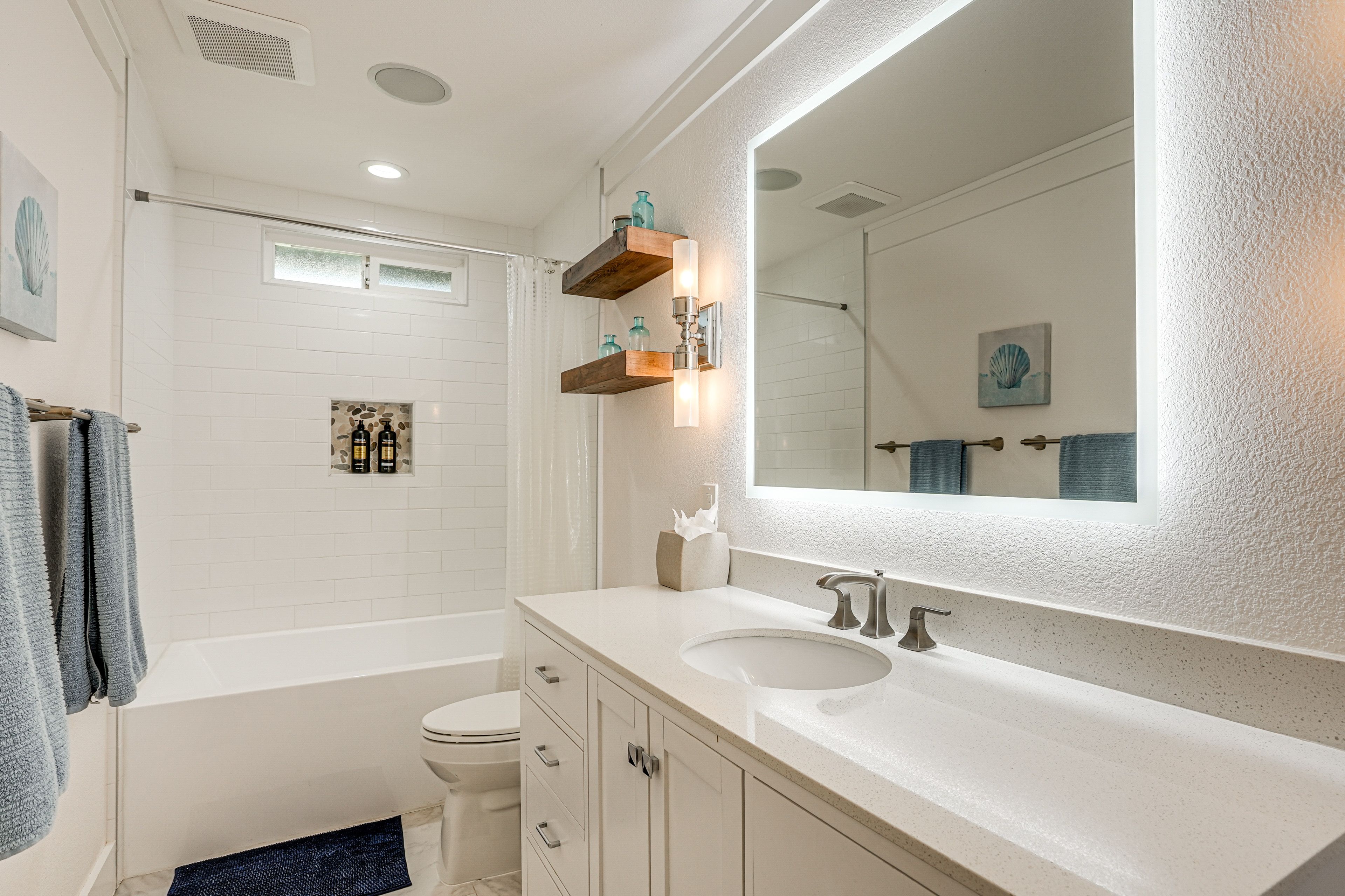 Full Bathroom | Complimentary Toiletries | Hair Dryer