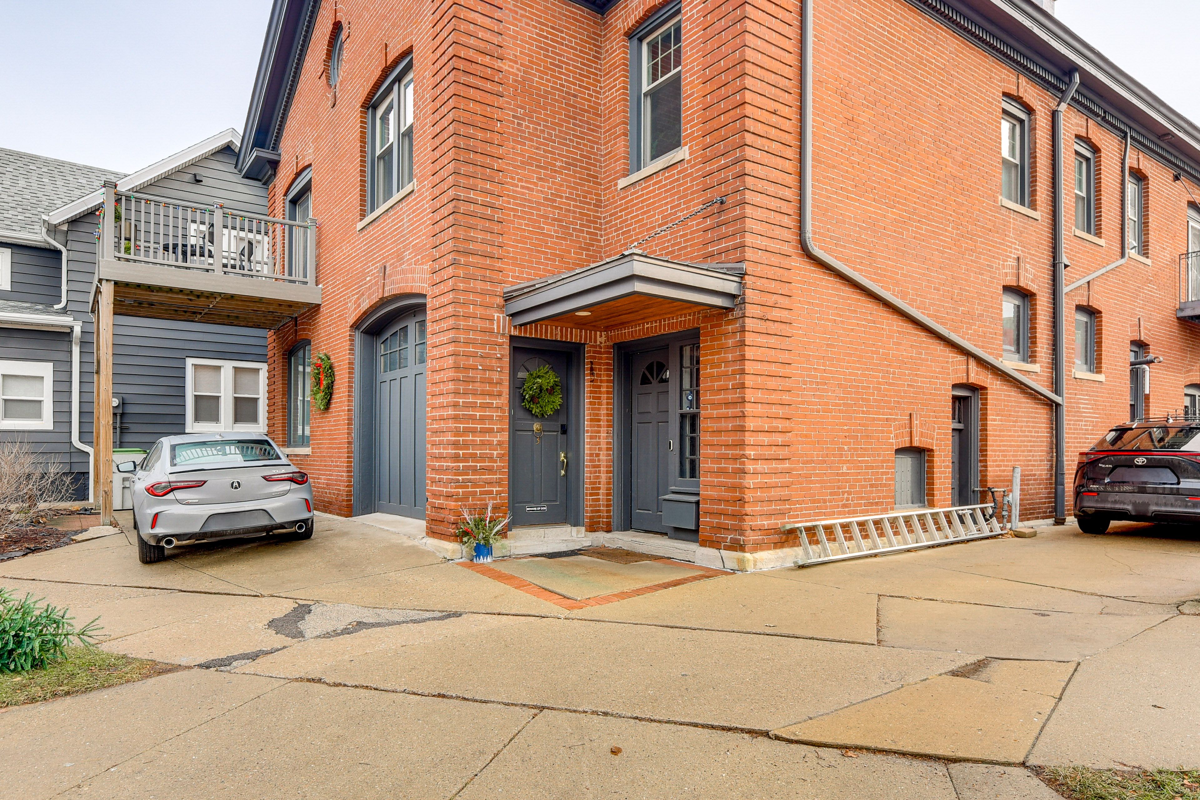 Condo Exterior | Street Parking