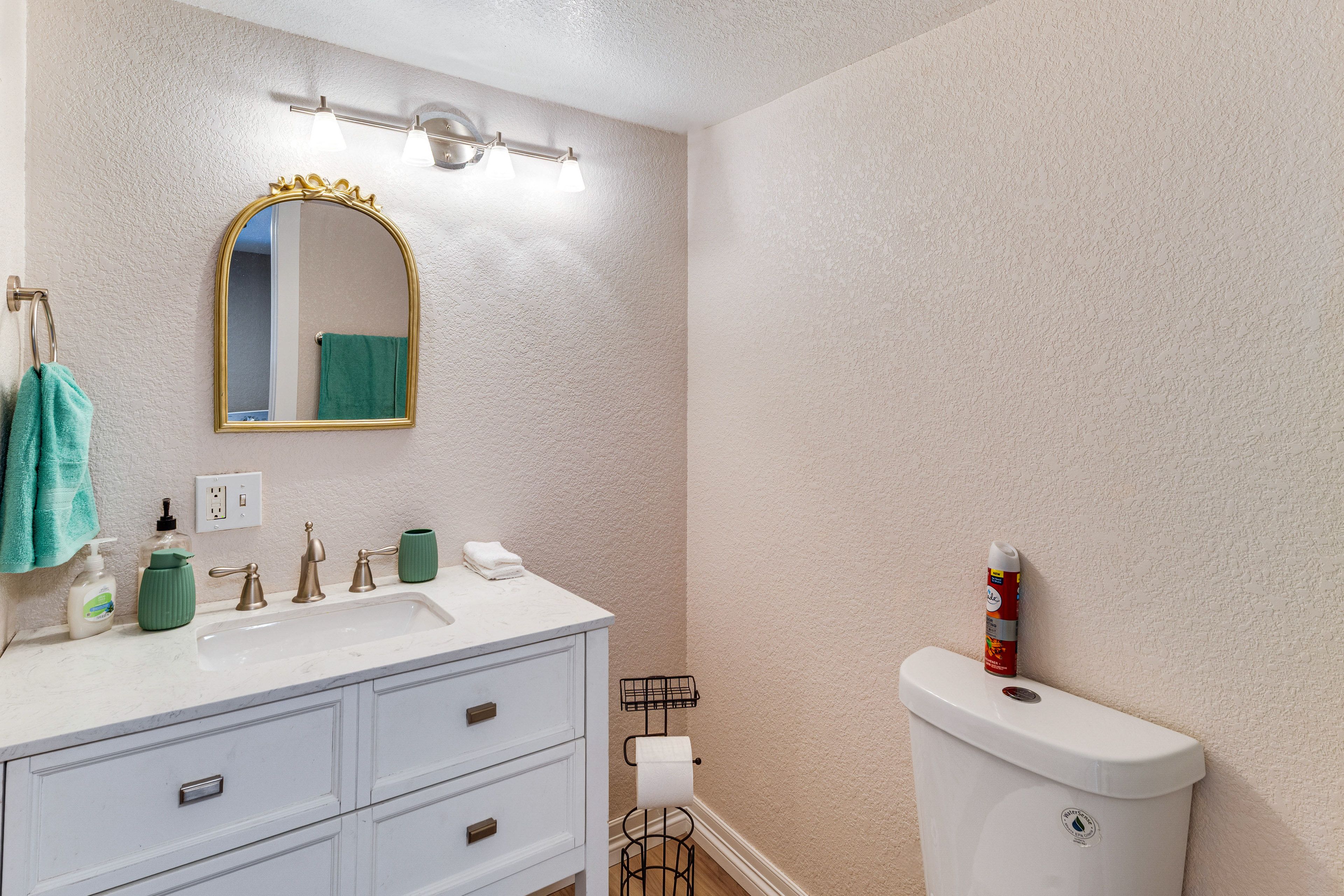 Full Bathroom | Complimentary Toiletries | Towels Provided