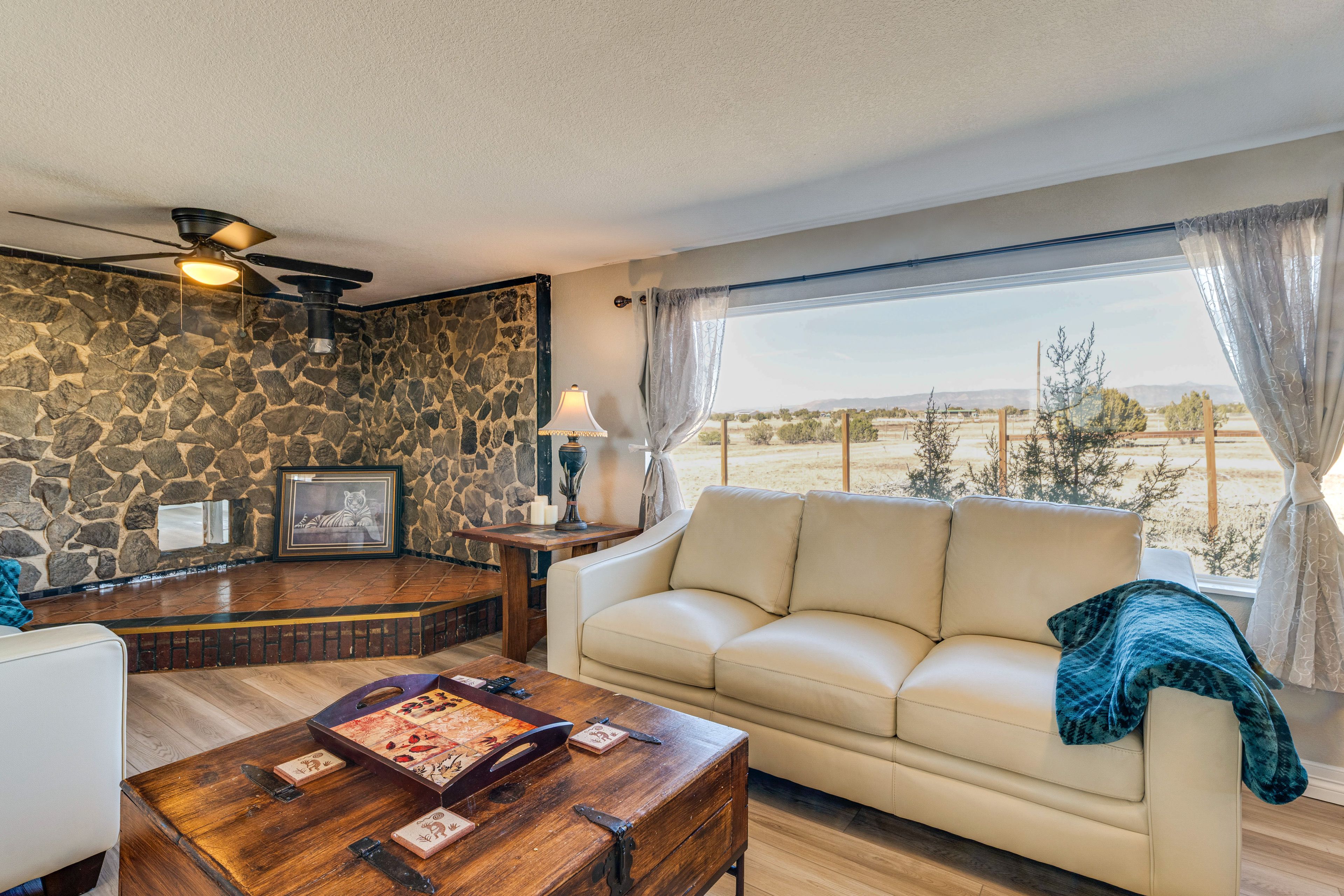 Living Room | Free WiFi | Central Heating & Air Conditioning