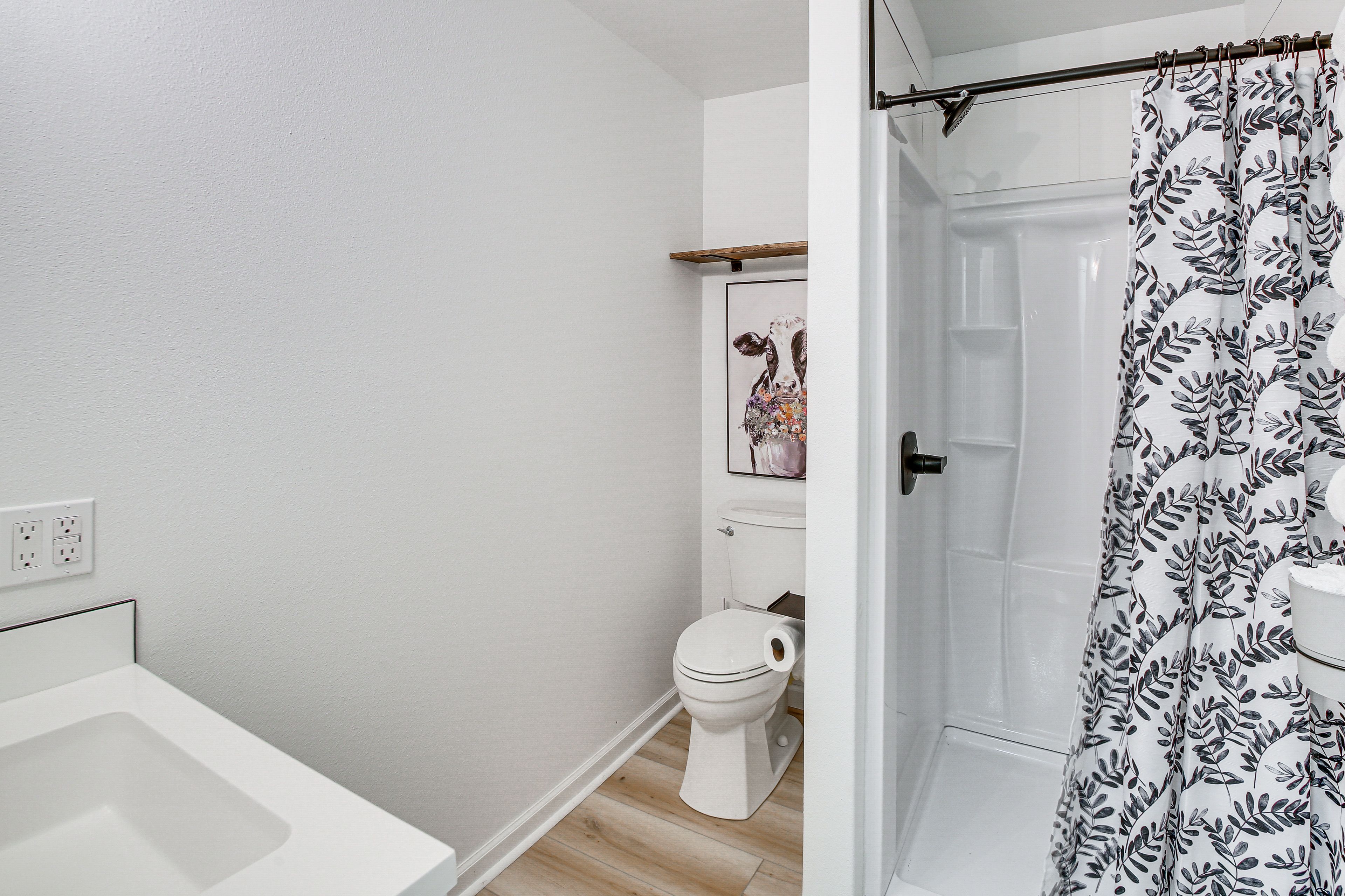 Full Bathroom | Towels Provided