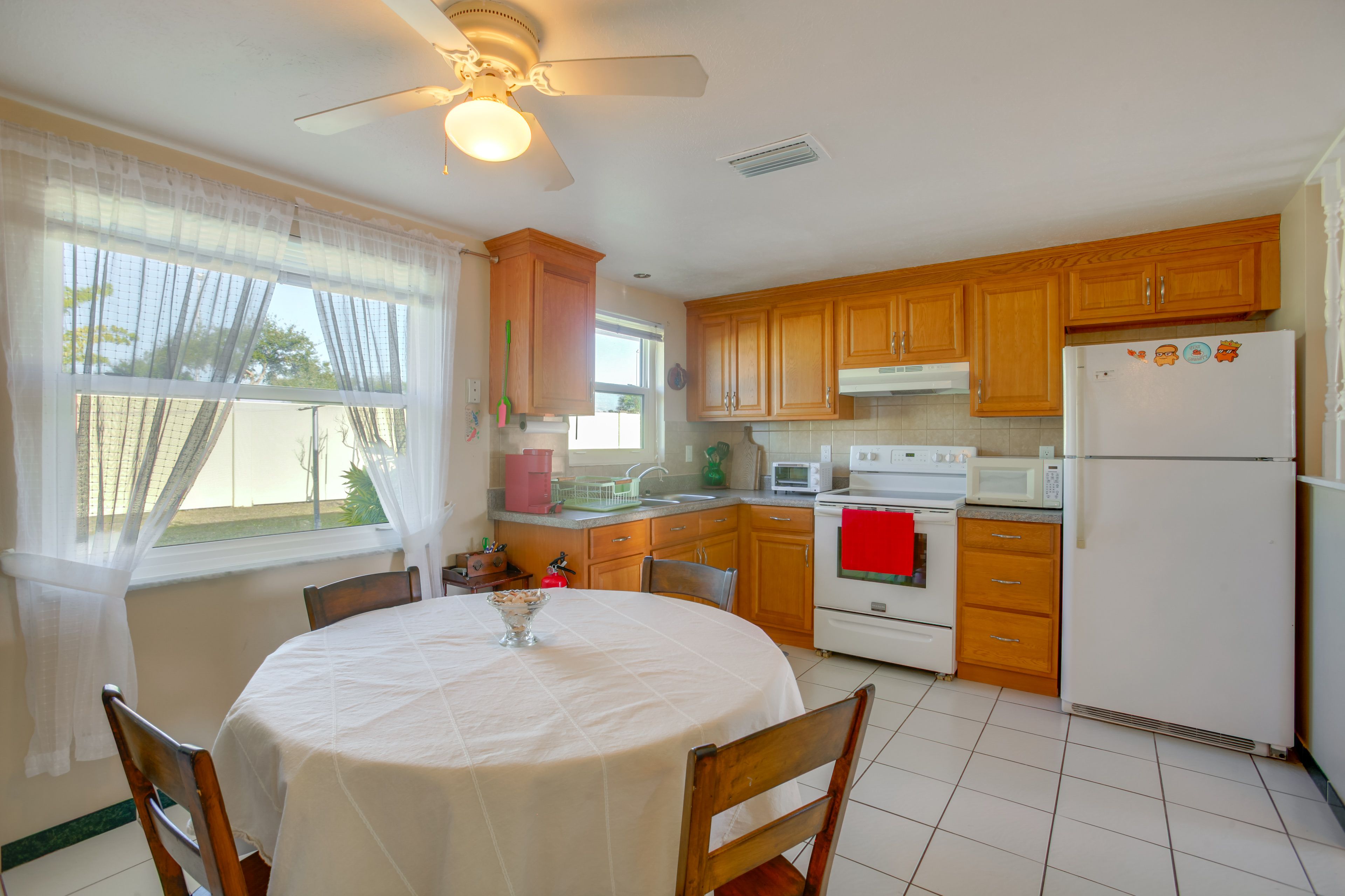 Kitchen | Dining Table | Free WiFi | Central Air Conditioning/Heat