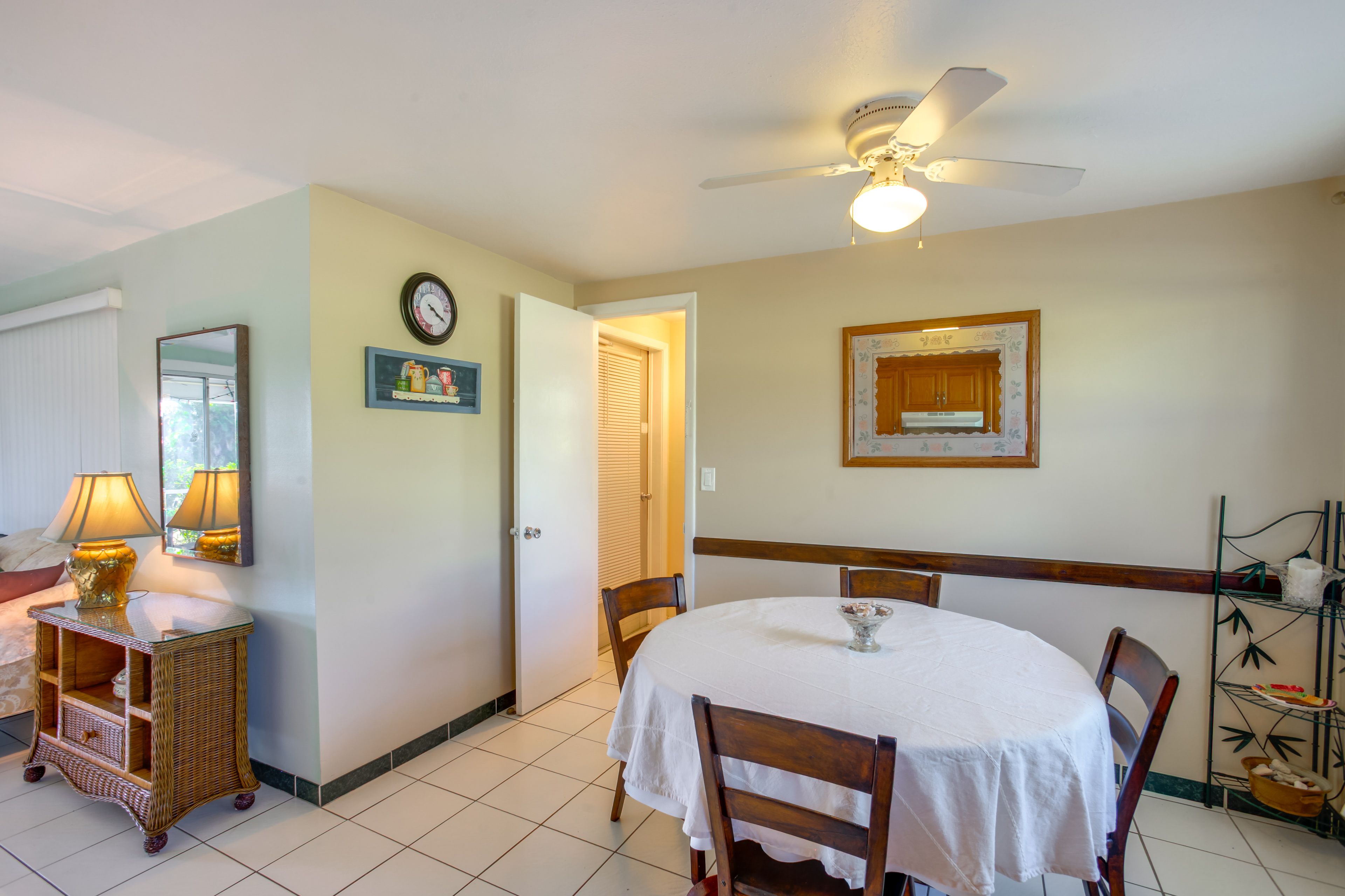 Dining Area | Dishware/Flatware Provided